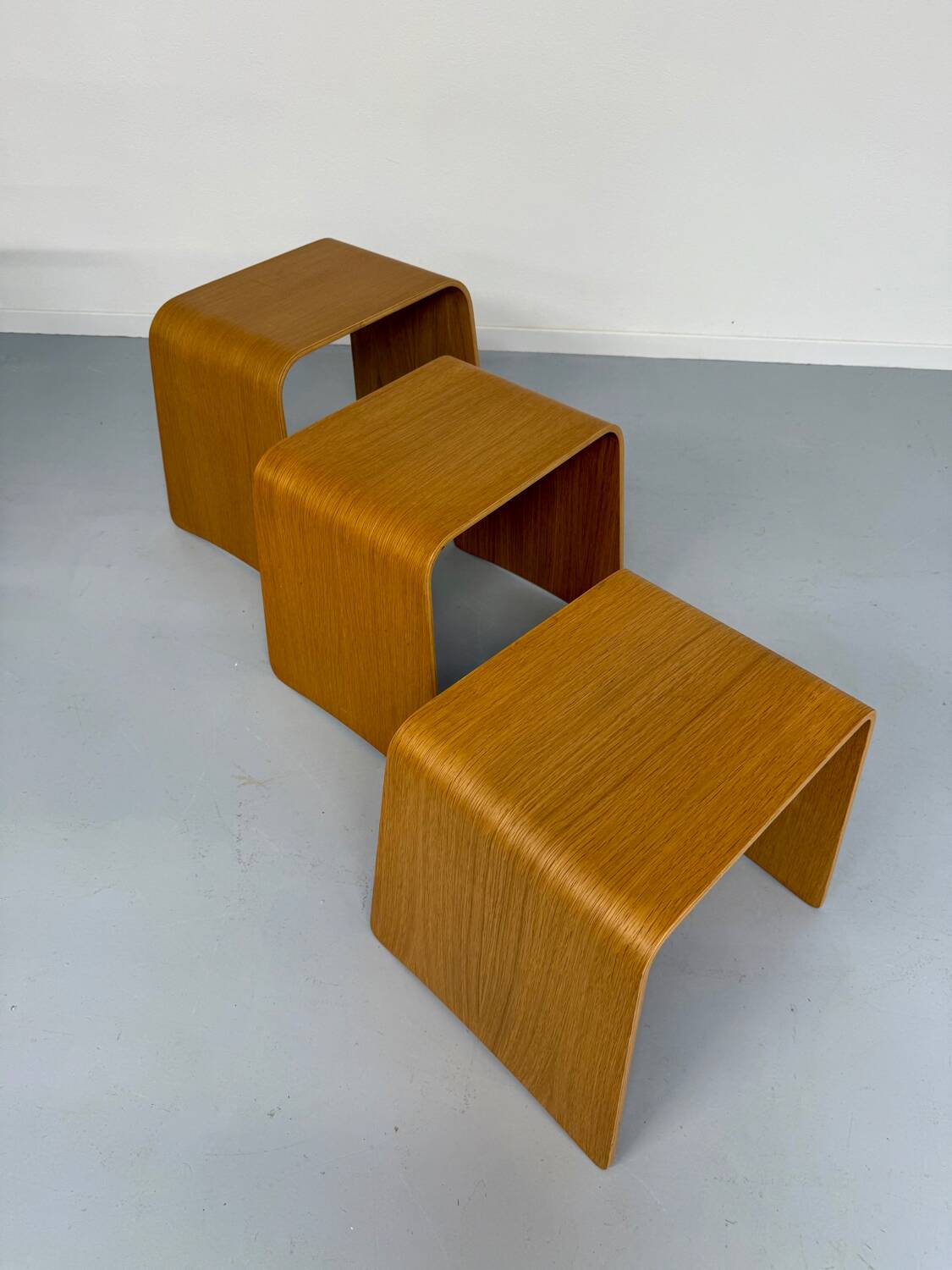 Set of 3 nesting coffee tables in thermoformed wood, 80s design