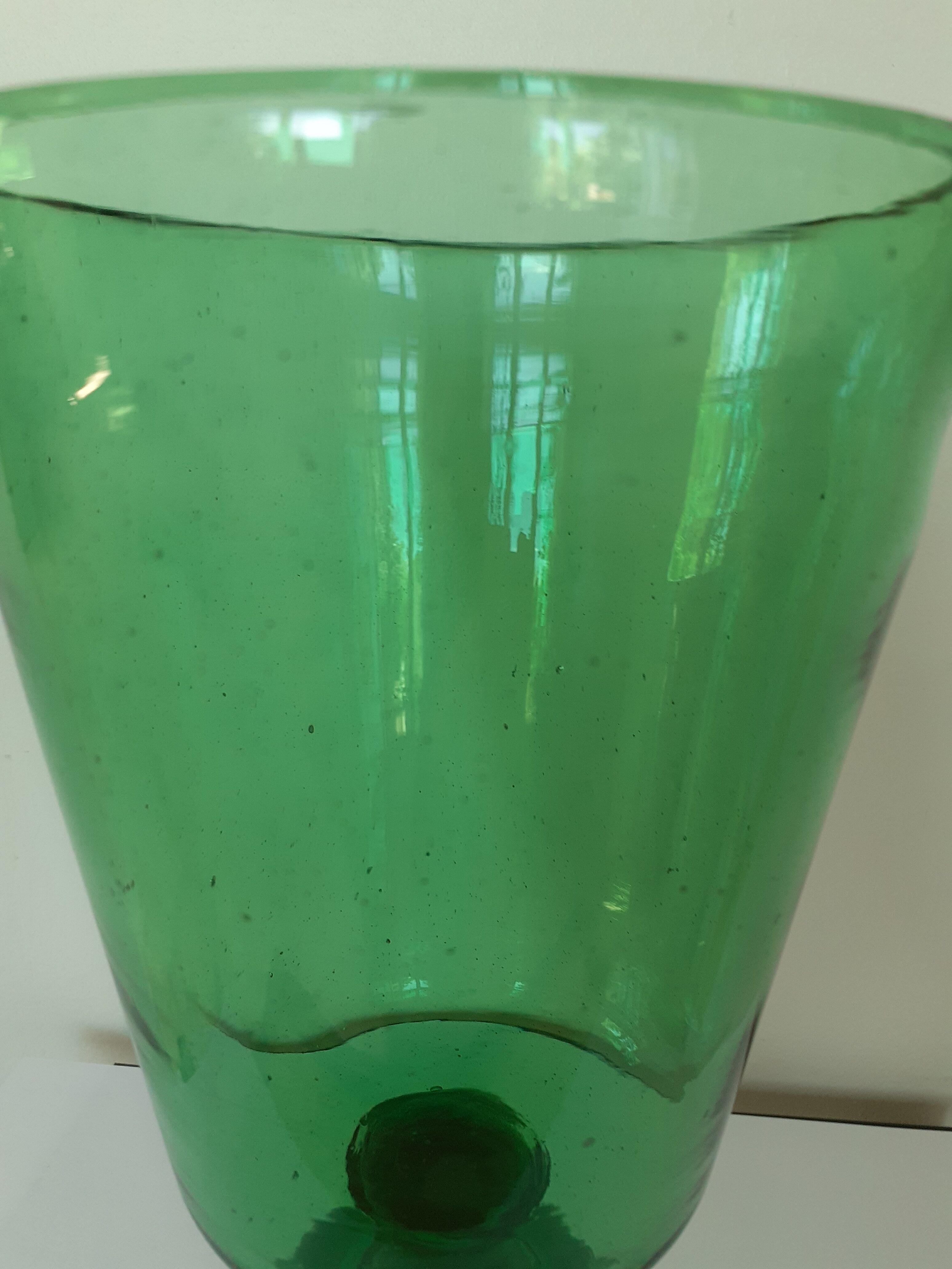 Puffed glass standing vase