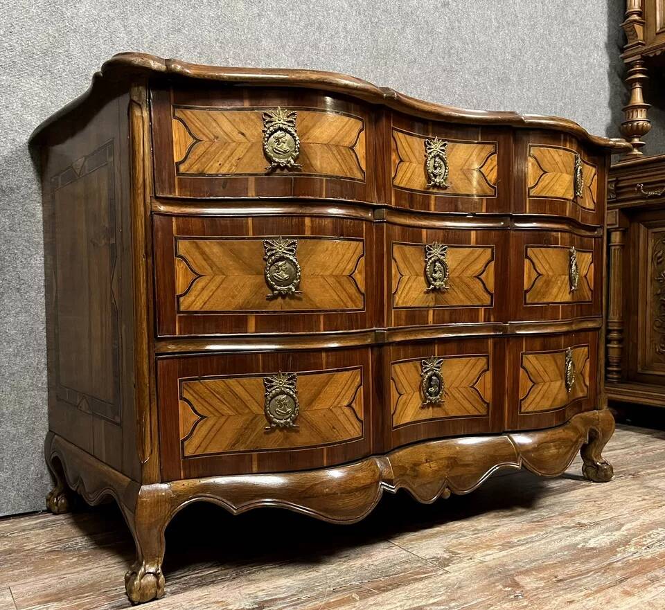 Commode Arbalète époque Louis XV en marqueterie de bois nobles