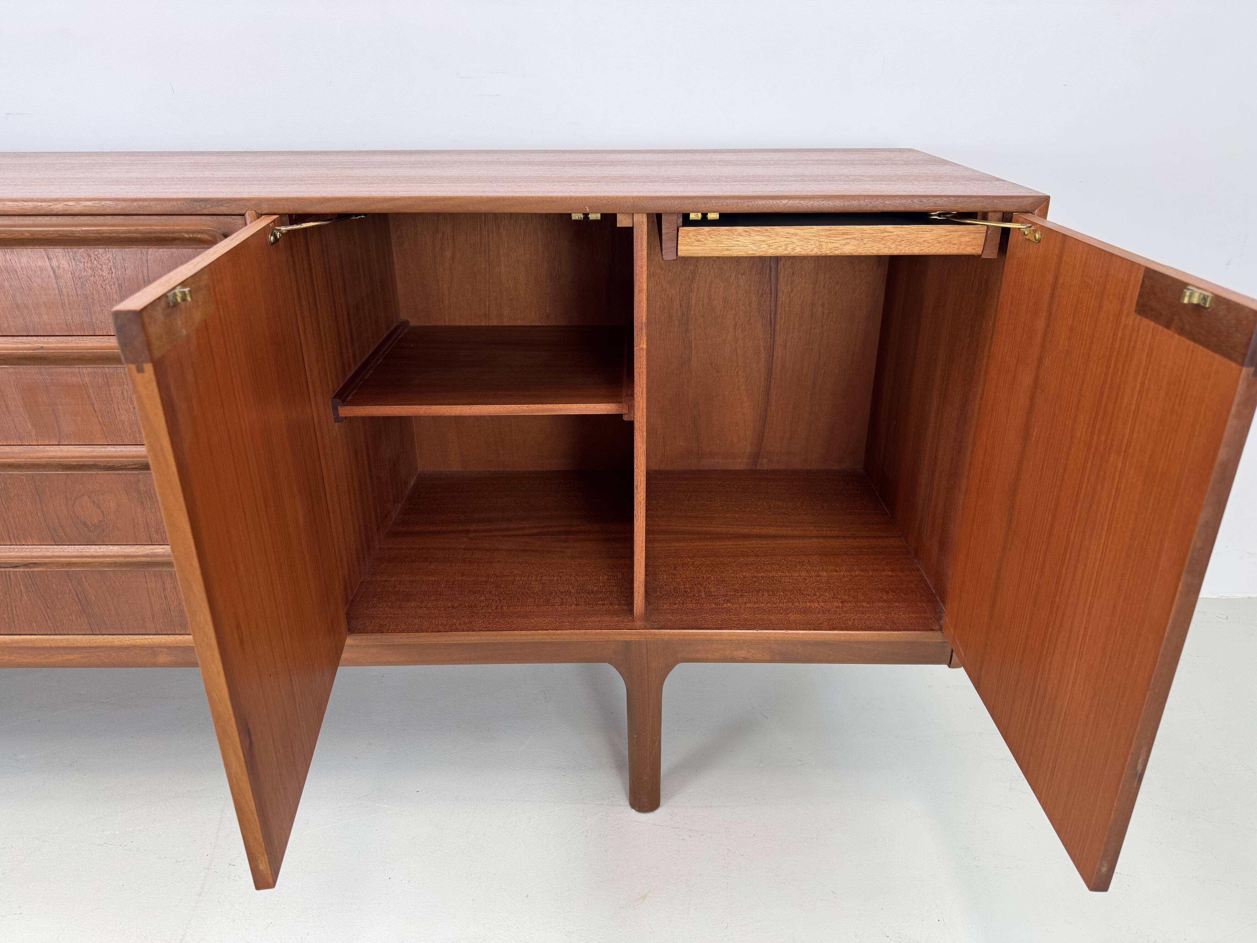 Buffet vintage par McIntosh, design de T. Robertson des années 1960.