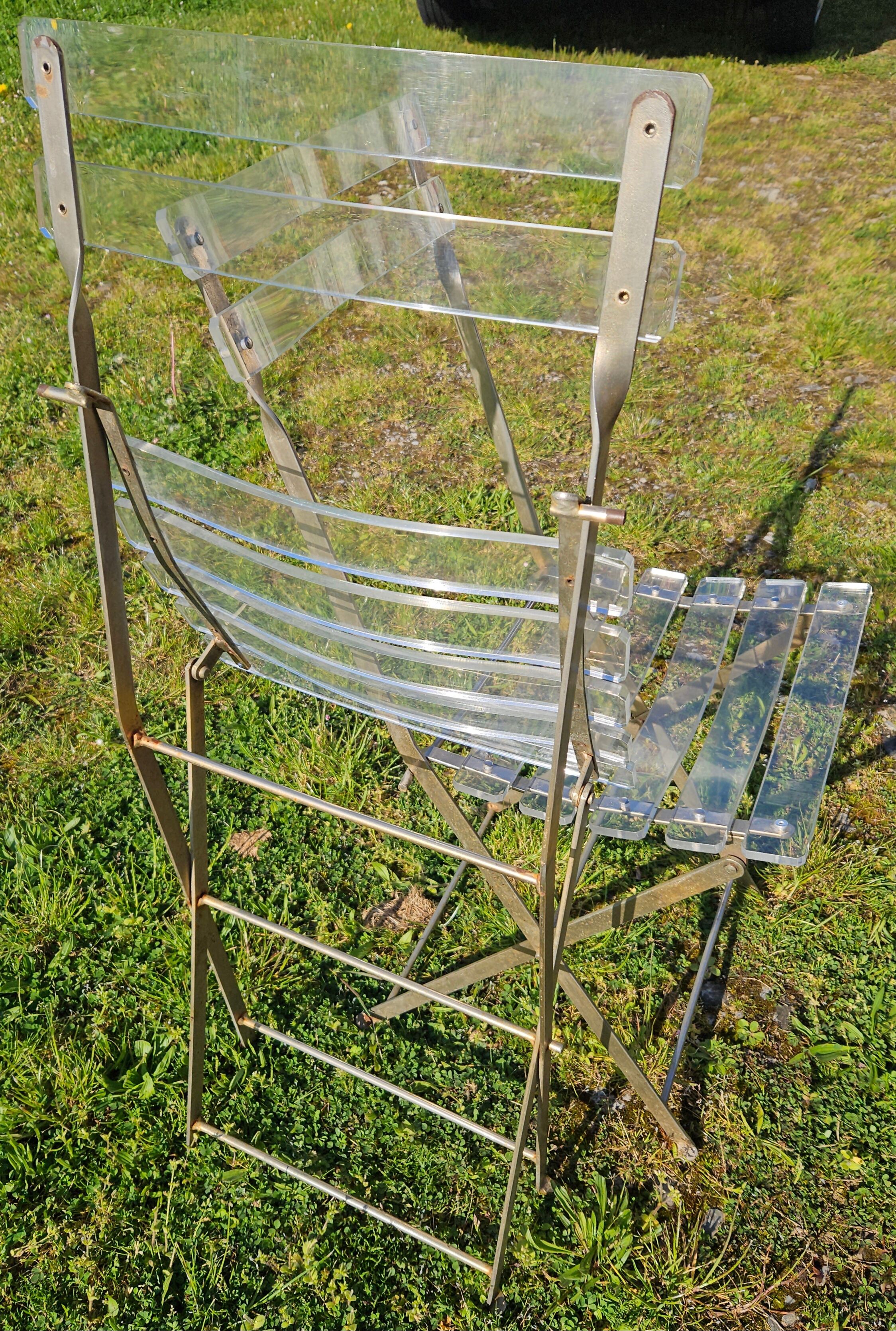 2 invisible folding chairs in metal and transparent plexiglass