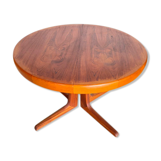Scandinavian type extendable round table in vintage teak year 1960