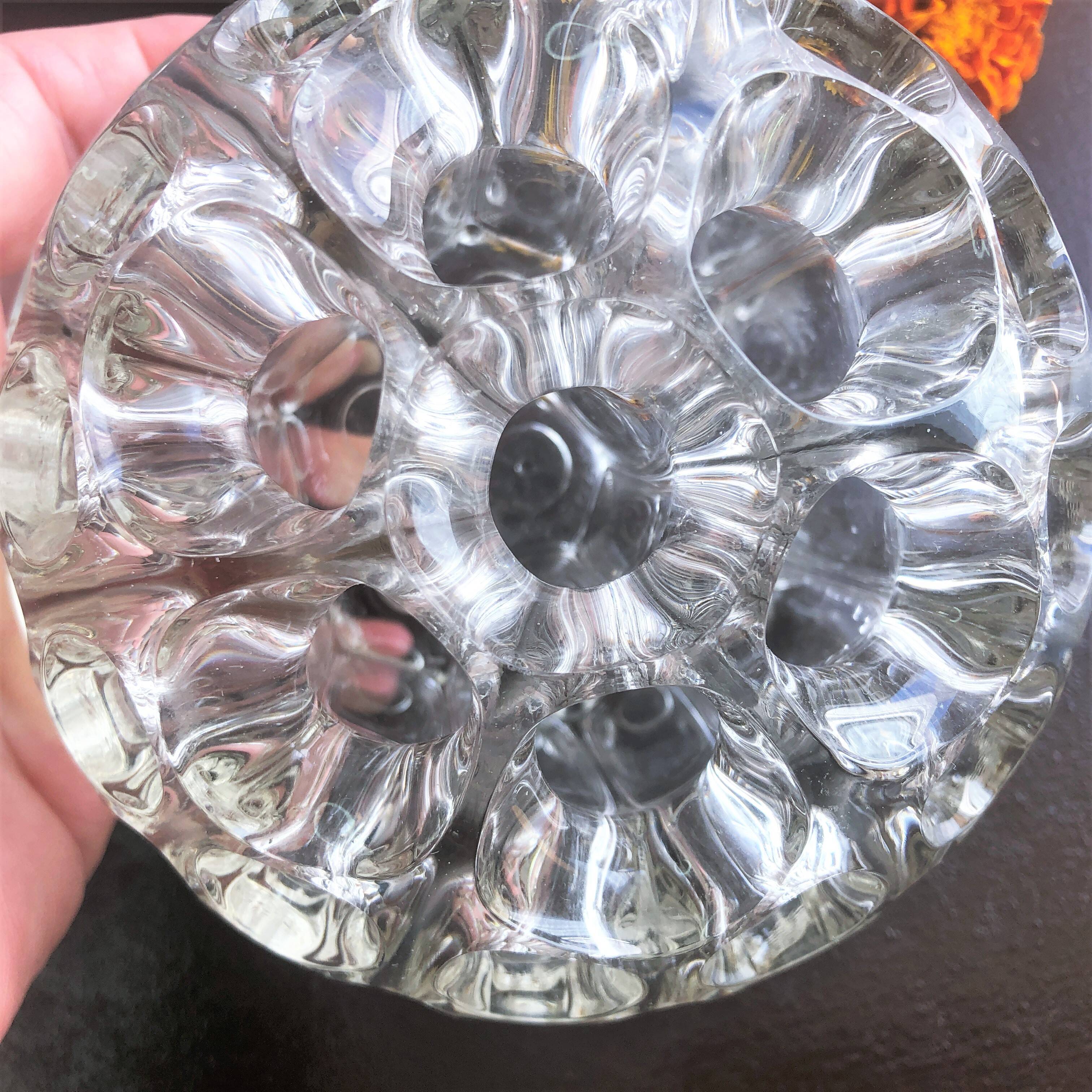 Vase pique-fleurs boule en verre épais à 19 trous France vintage