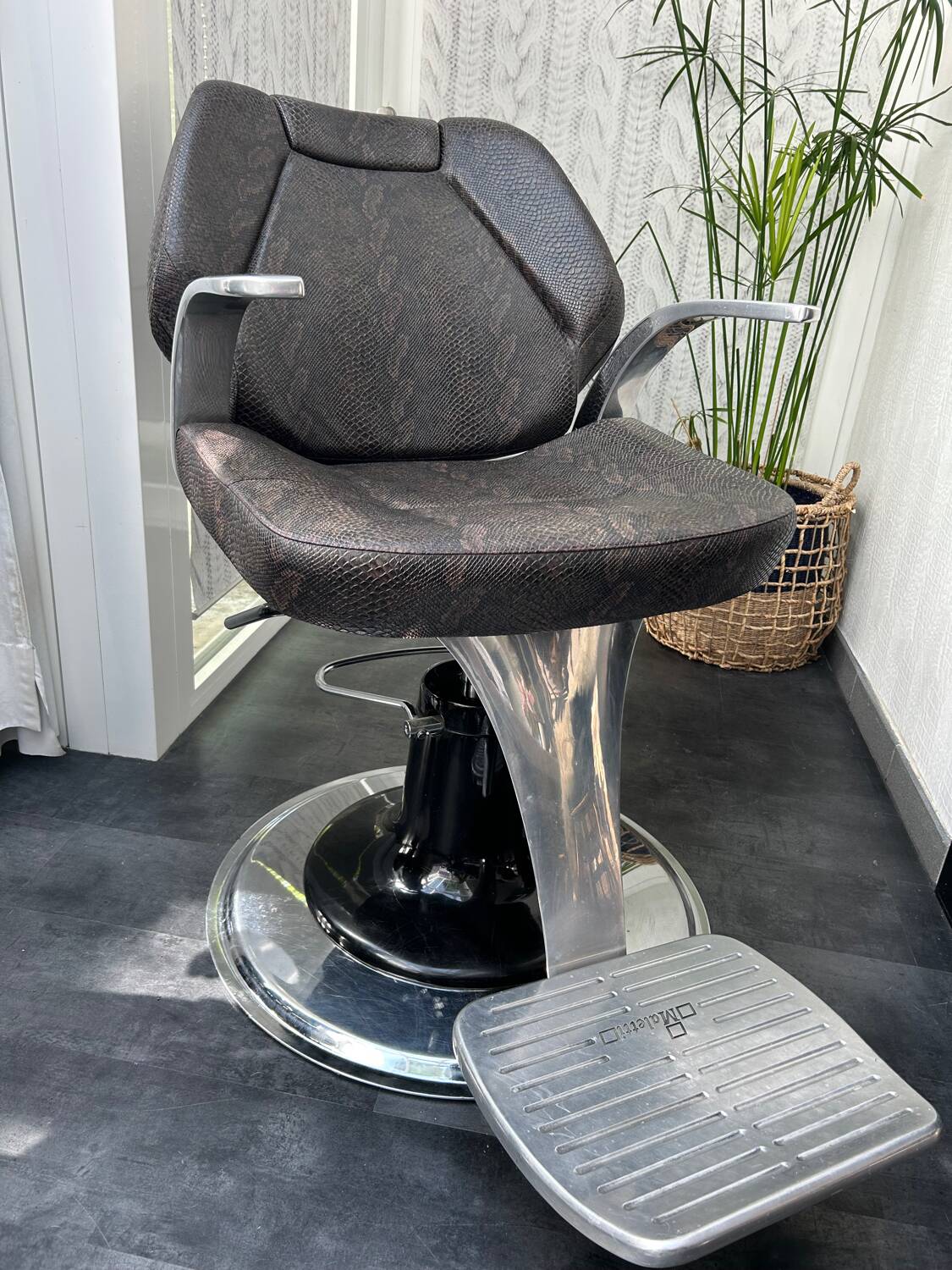 BARBER CHAIR