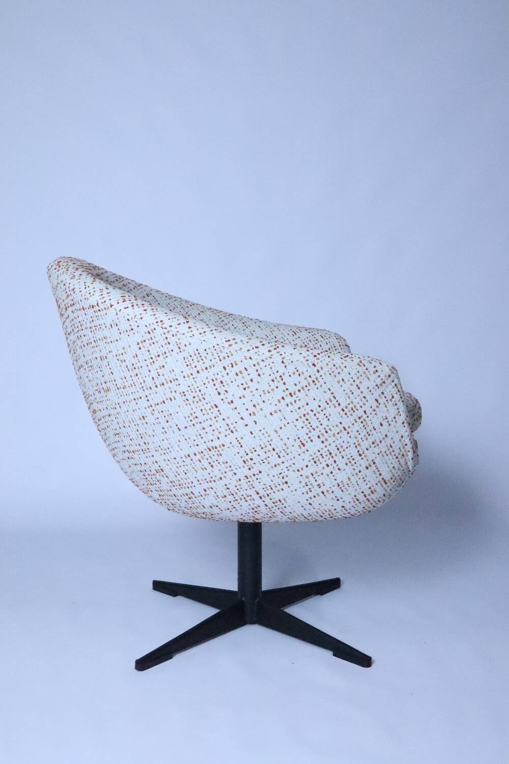 Fauteuil pivotant, tissu bouclé rouge et orange, années 1970