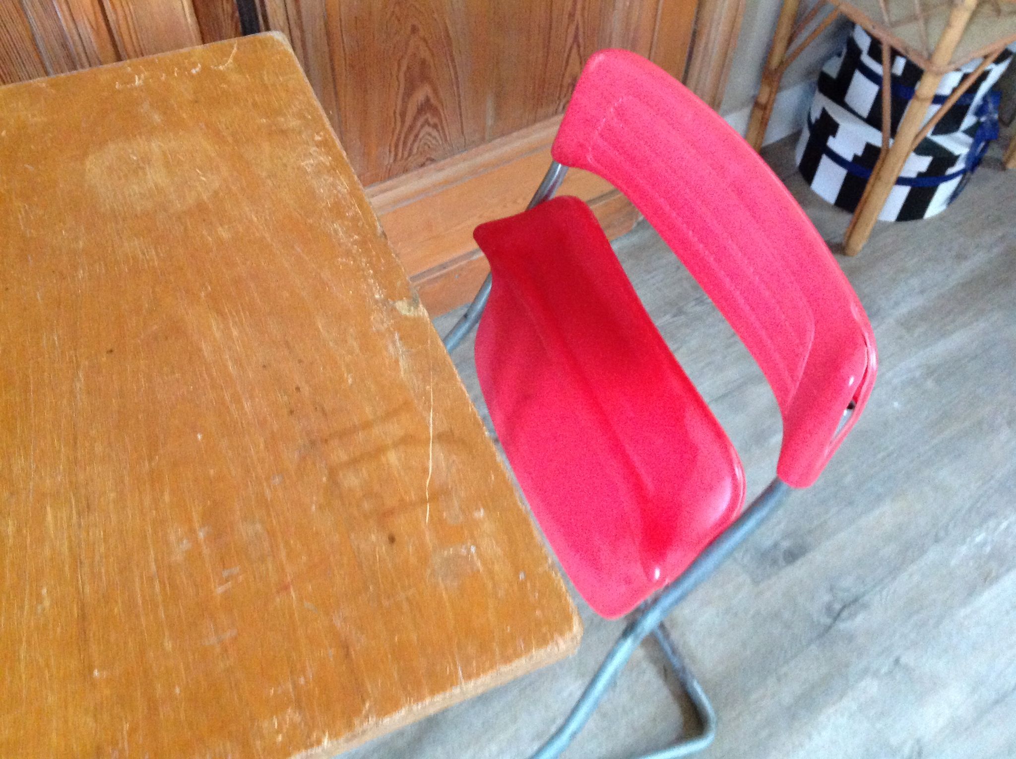 Folding child desk