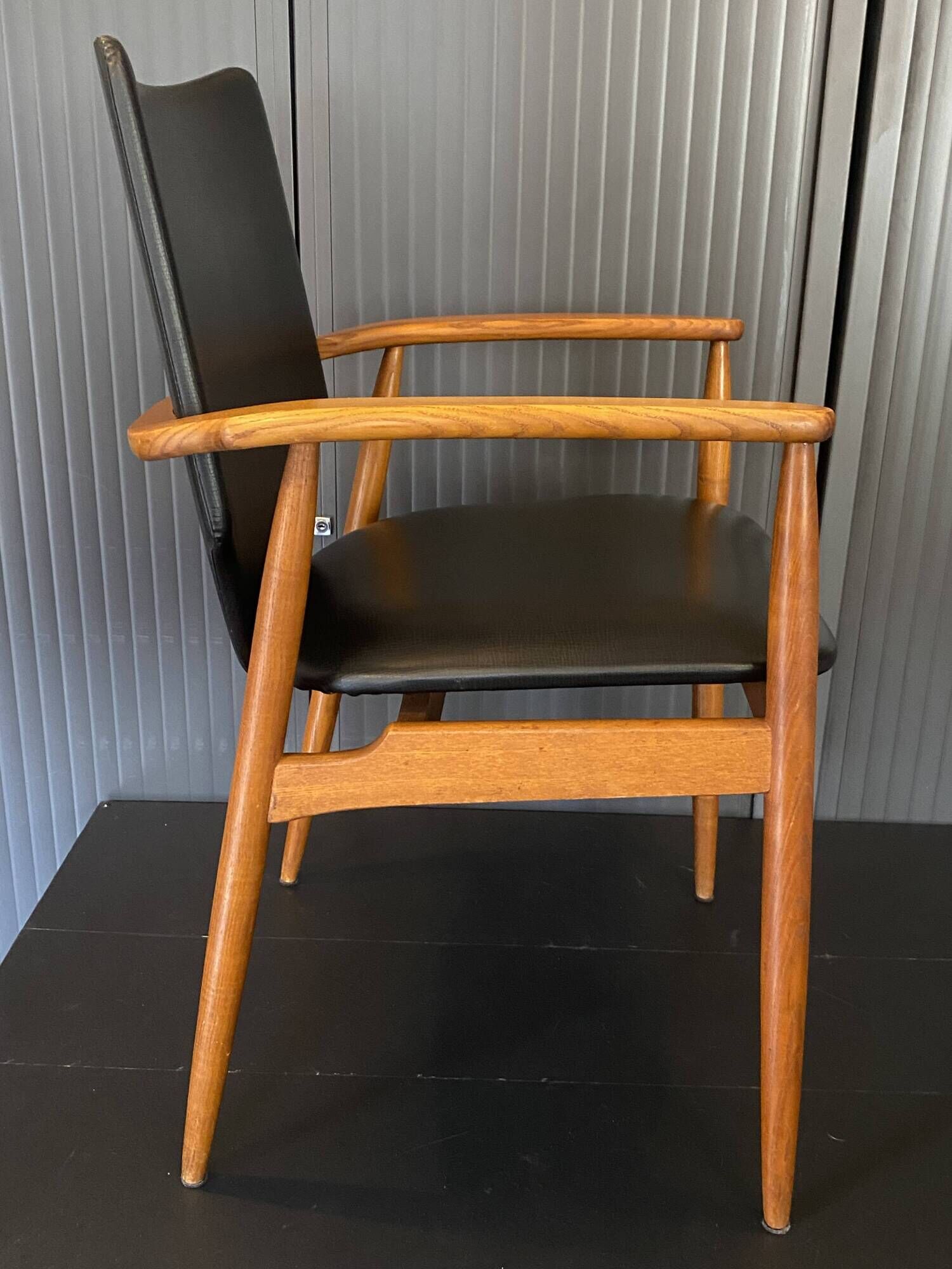 A Scandinavian teak skai chair from the 1960s for a vintage desk table.