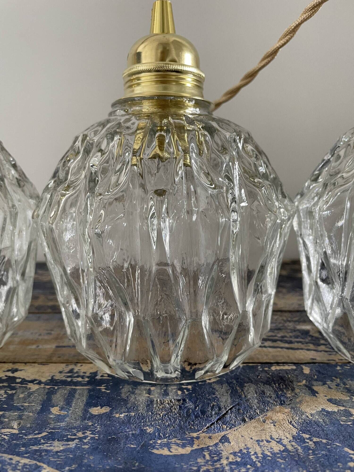 Trio of suspension in electrified chiseled glass to nine