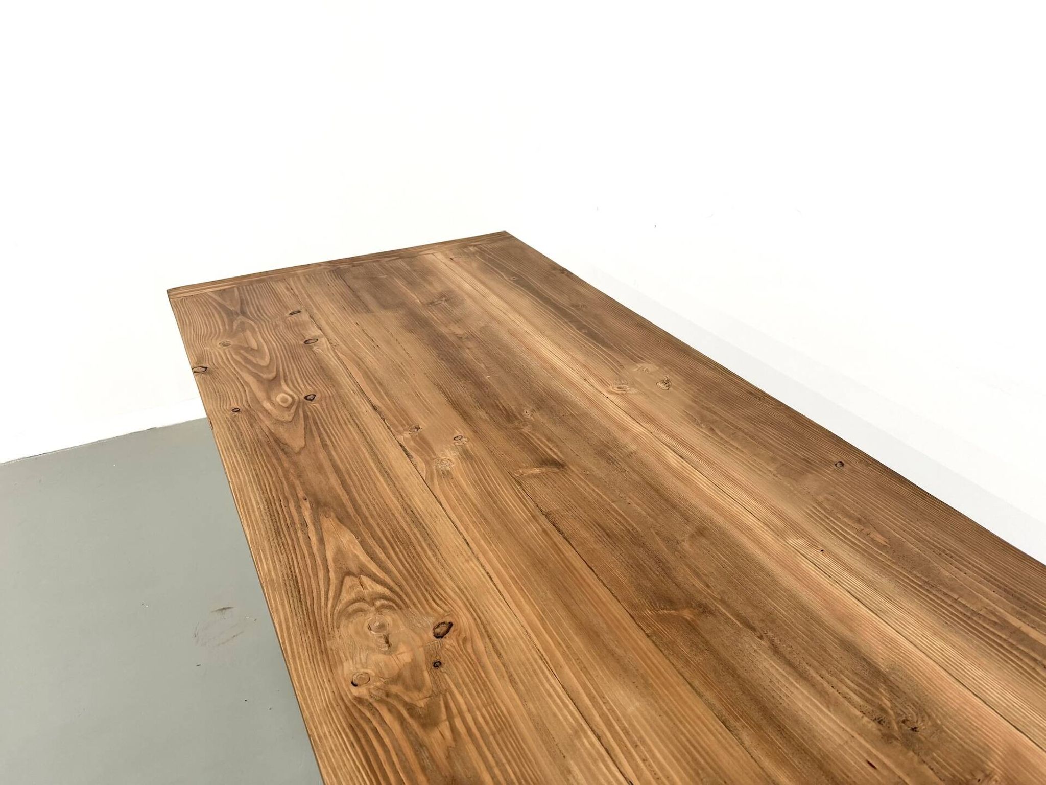 Refectory table in solid pine and beech, with X-shaped legs.