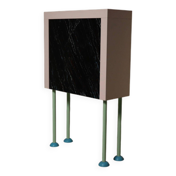Cabinet de style Memphis par l'architecte néerlandais Wim Hofman des années 1980.