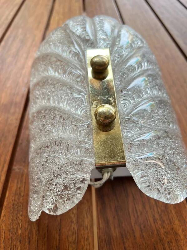 Murano wall lamp in cracked glass and gilded brass, Italian design 1970