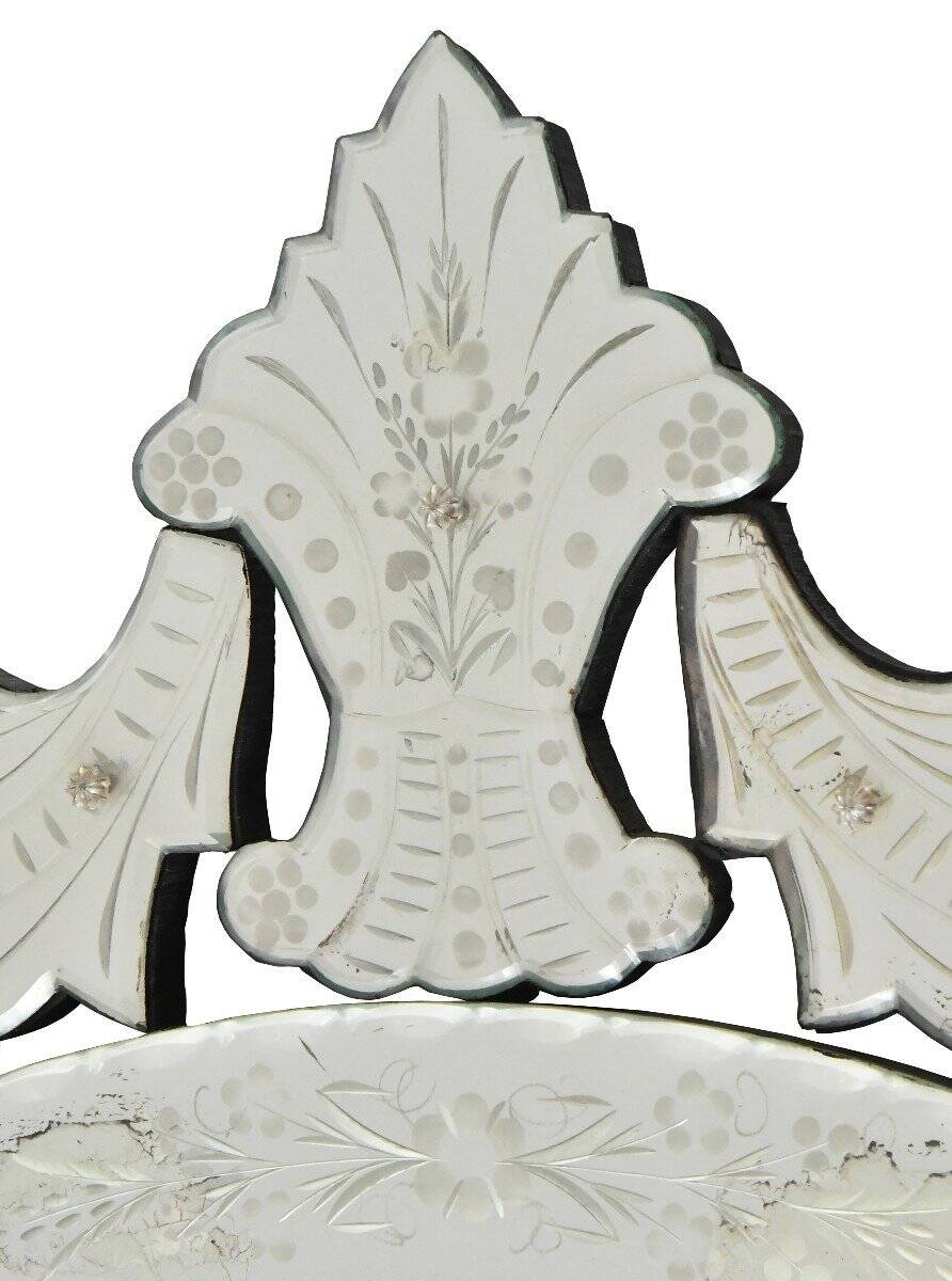 Oval mirror called Venice