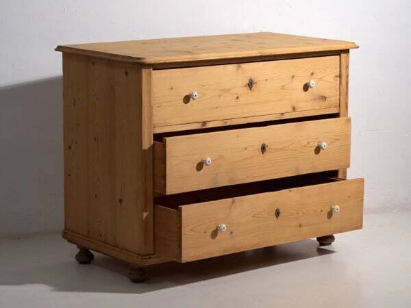 Antique solid wood chest of drawers (circa 1920)