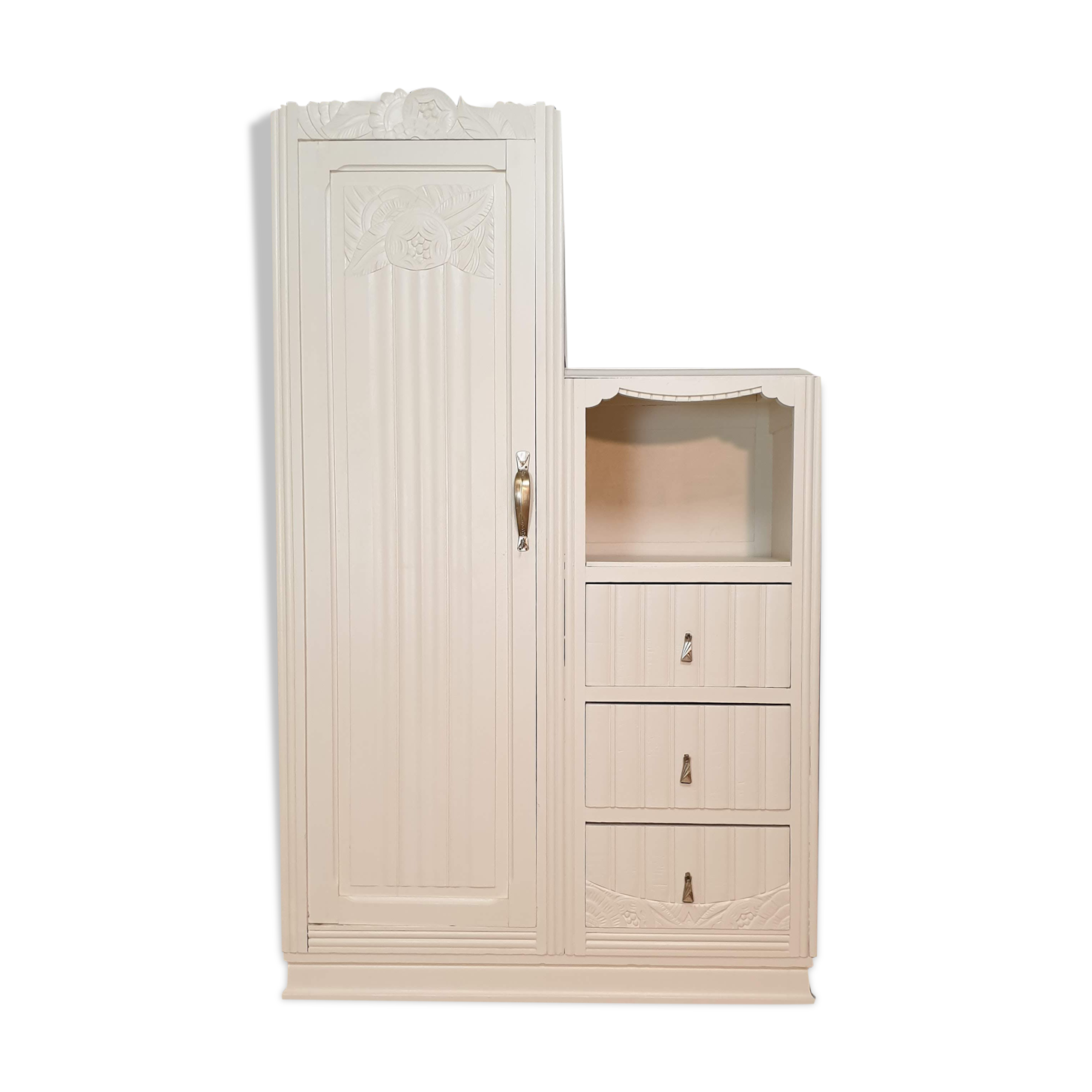 Asymmetrical cabinet