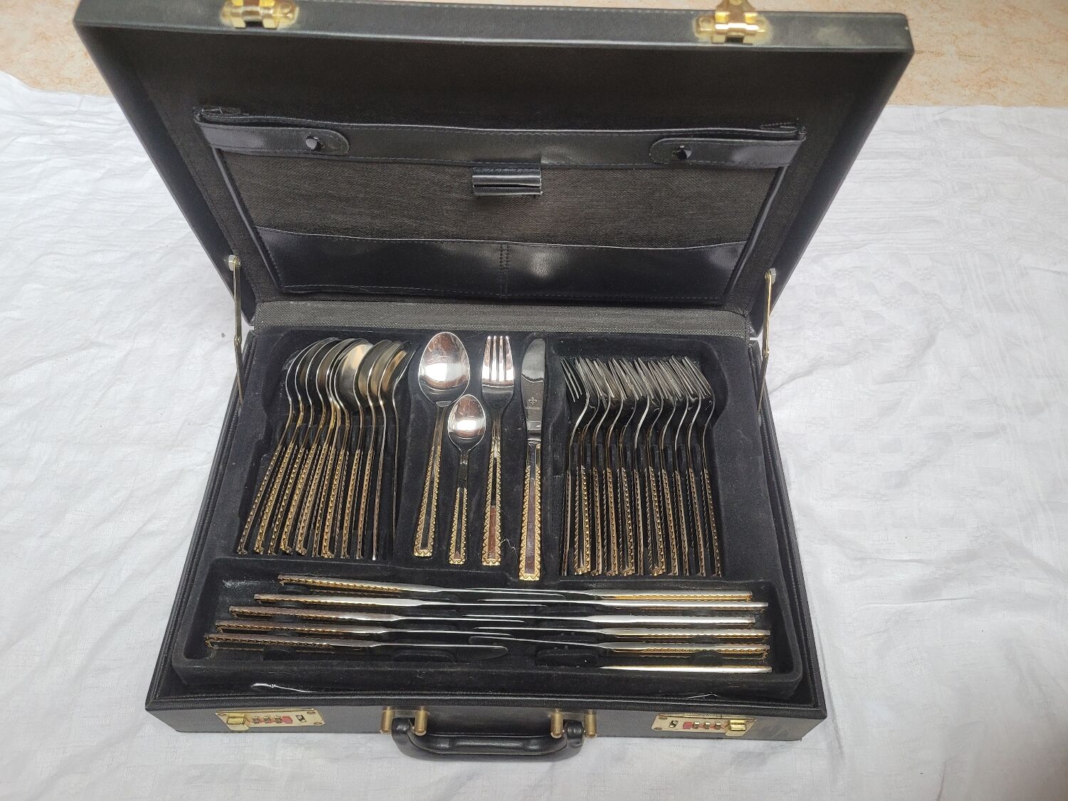 Ménagère 69 pièces 23 carats doré
