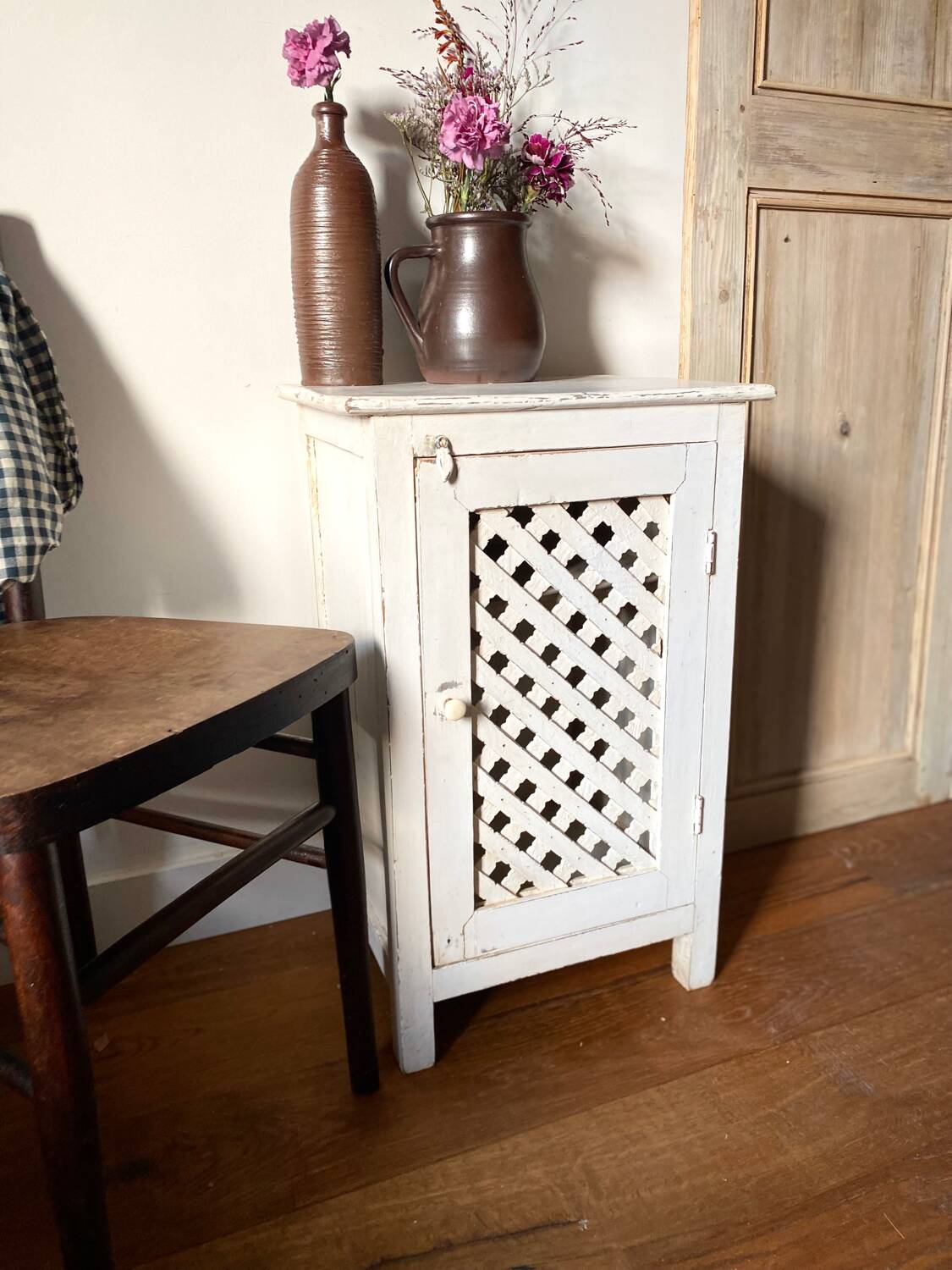 Jam jar with crossbars in old white patinated wood