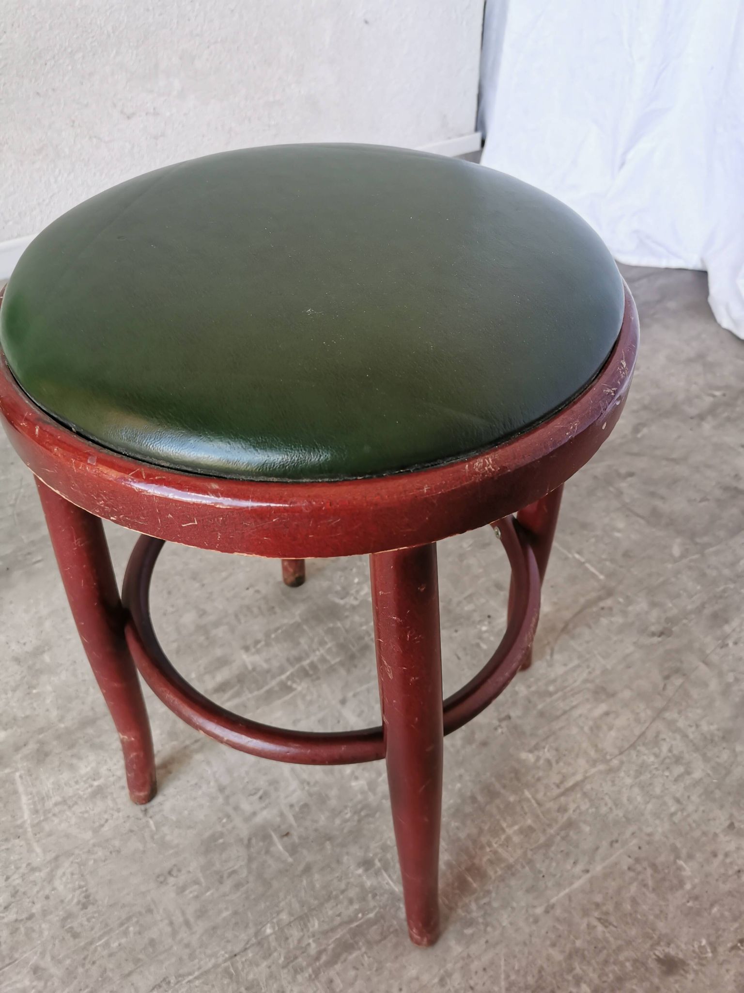 Tabouret de pub irlandais vintage : assise en cuir vert, bois courbé, style Thonet