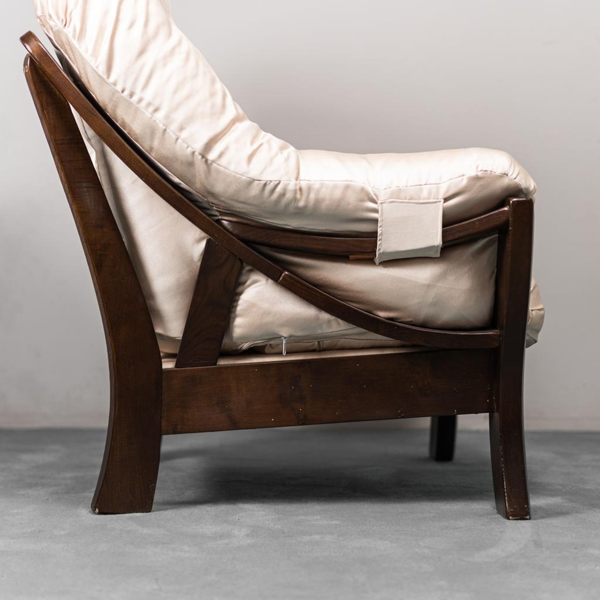 Fauteuil en tissu beige 70s vintage moderne