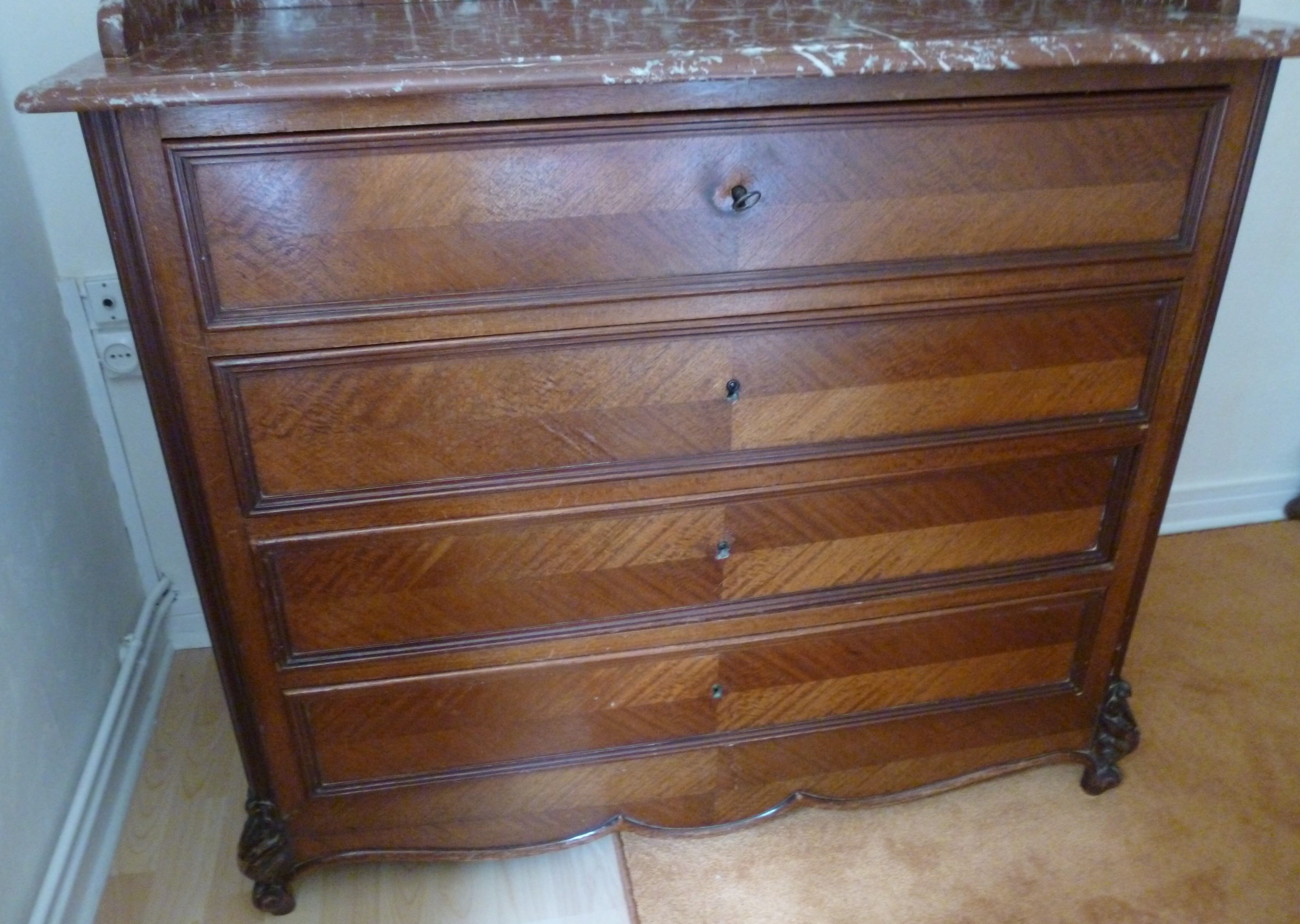 Meuble de toilette en marbre rose et miroir
