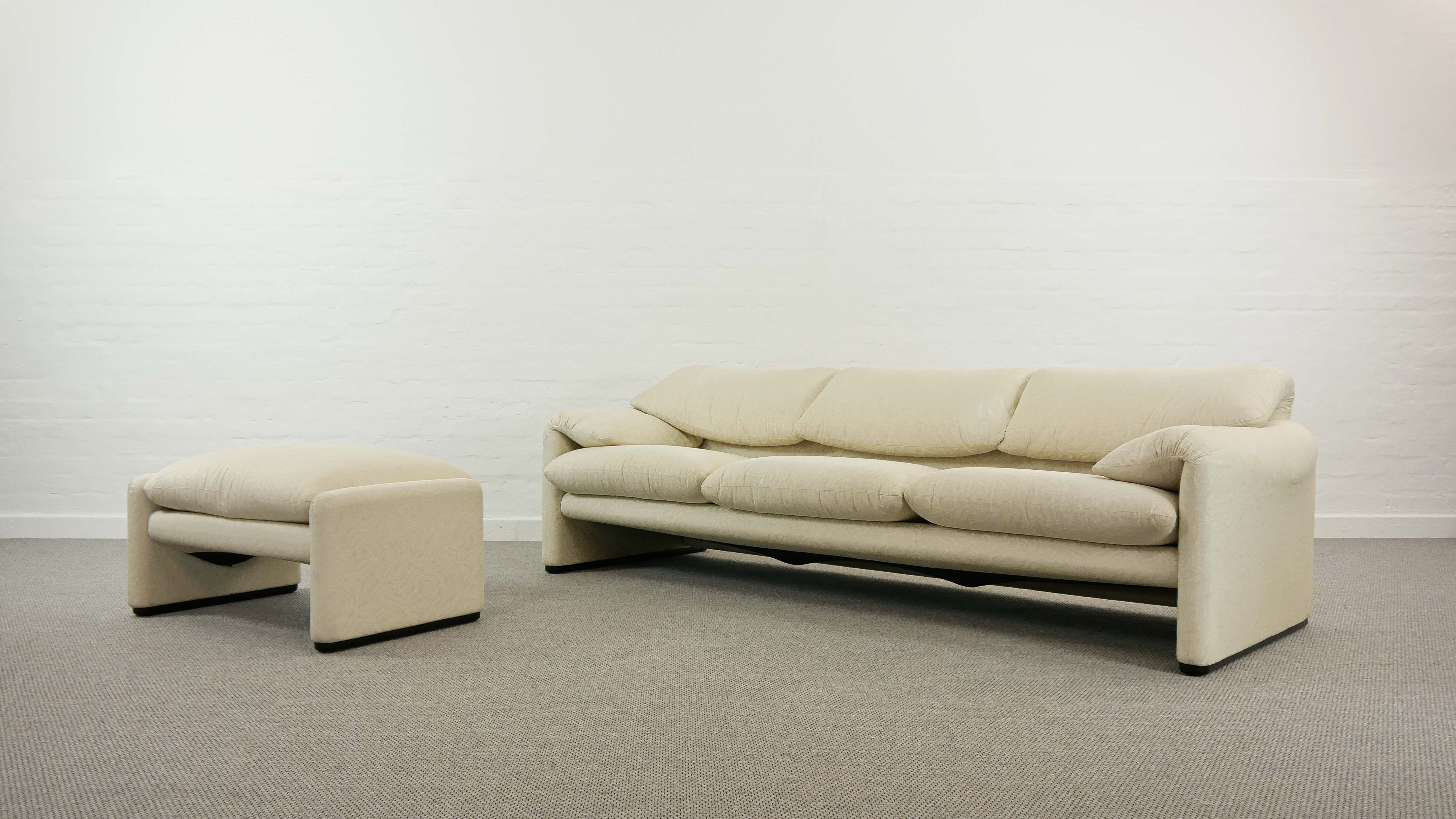 Maralunga 3-seat Sofa with Footrest in offwhite by Vico Magistretti for Cassina, Italy