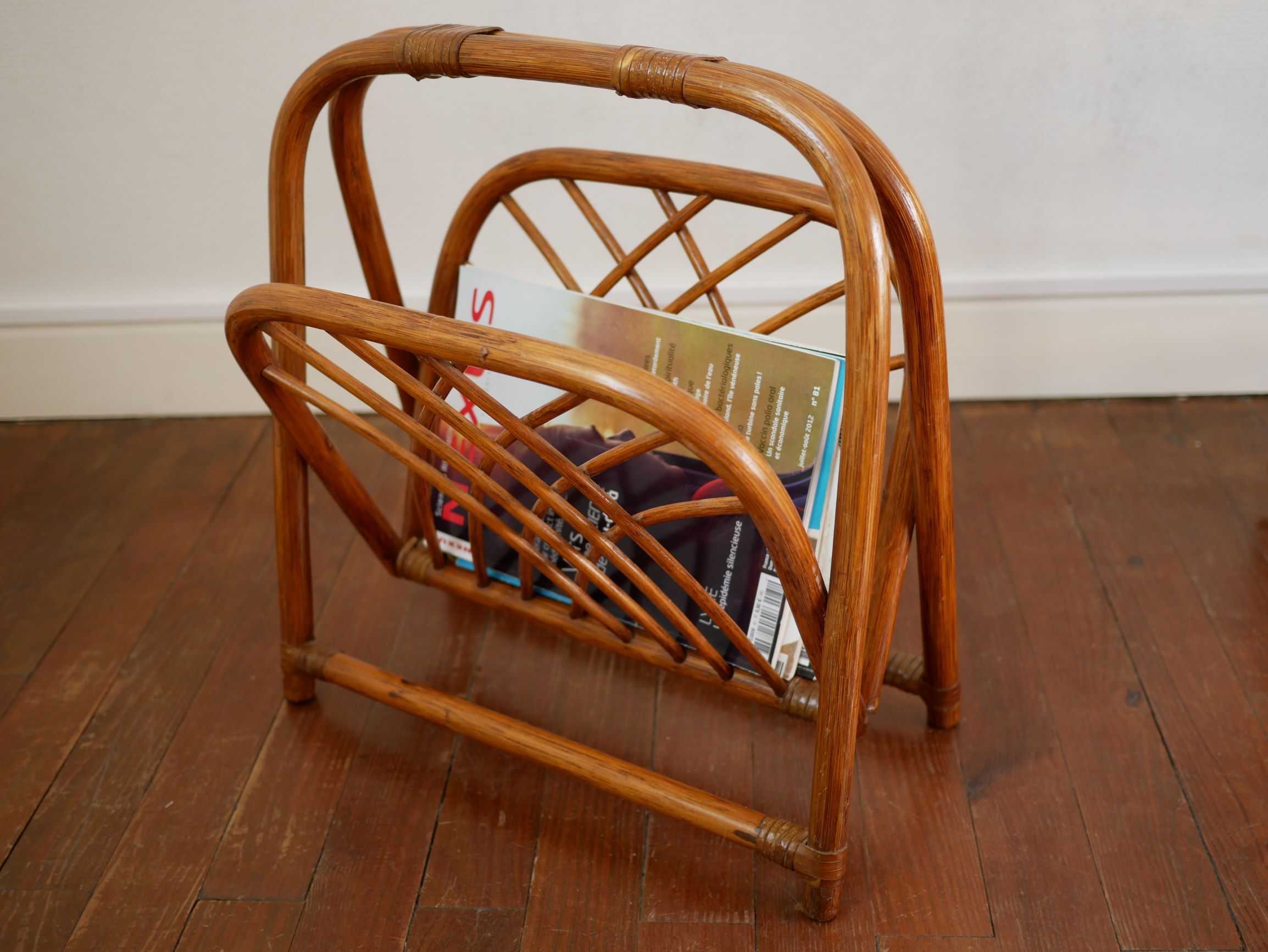 Foldable magazine rack in wicker