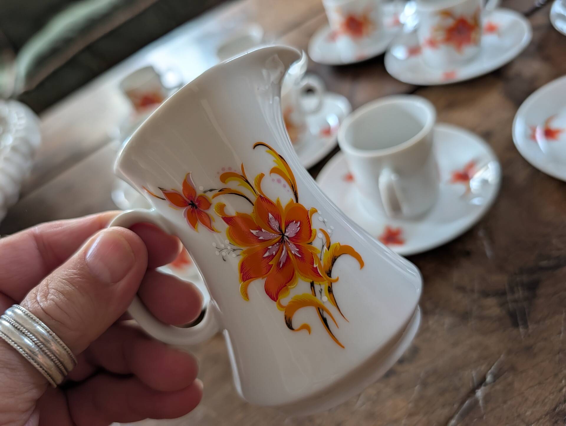 Service Winterling 70s – flamboyant floral orange décor