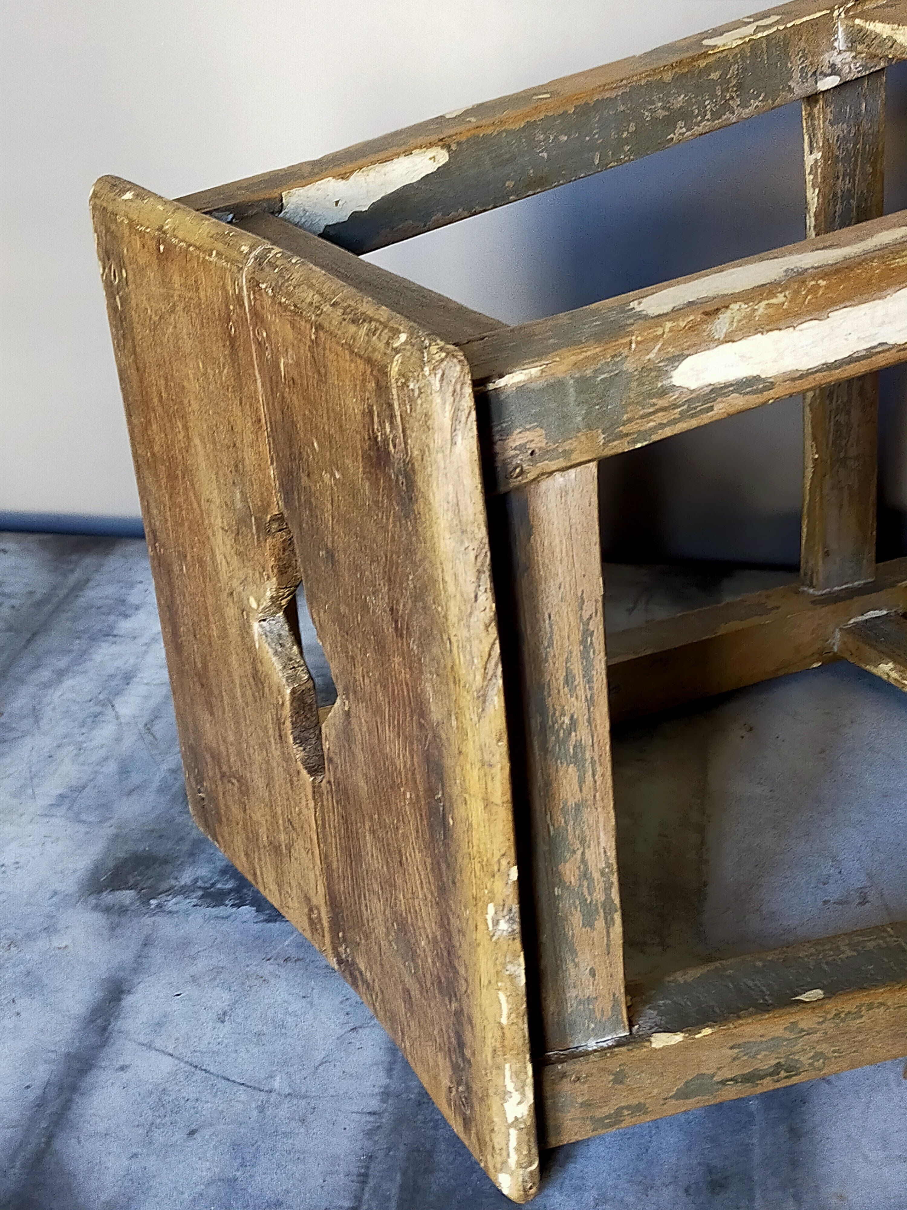Tabouret d'atelier ancien à poignée