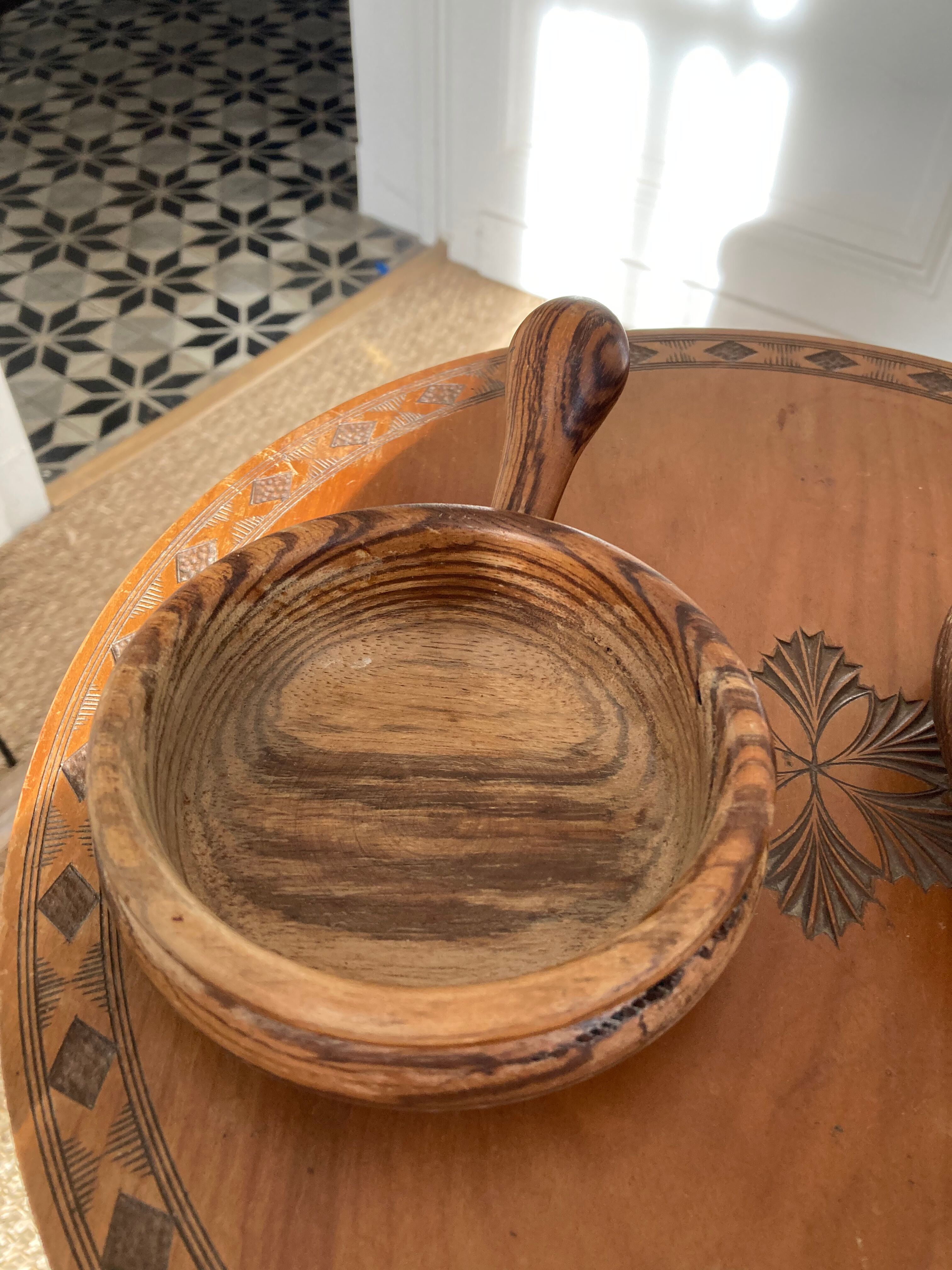 Duo of wooden raviers - vintage cup