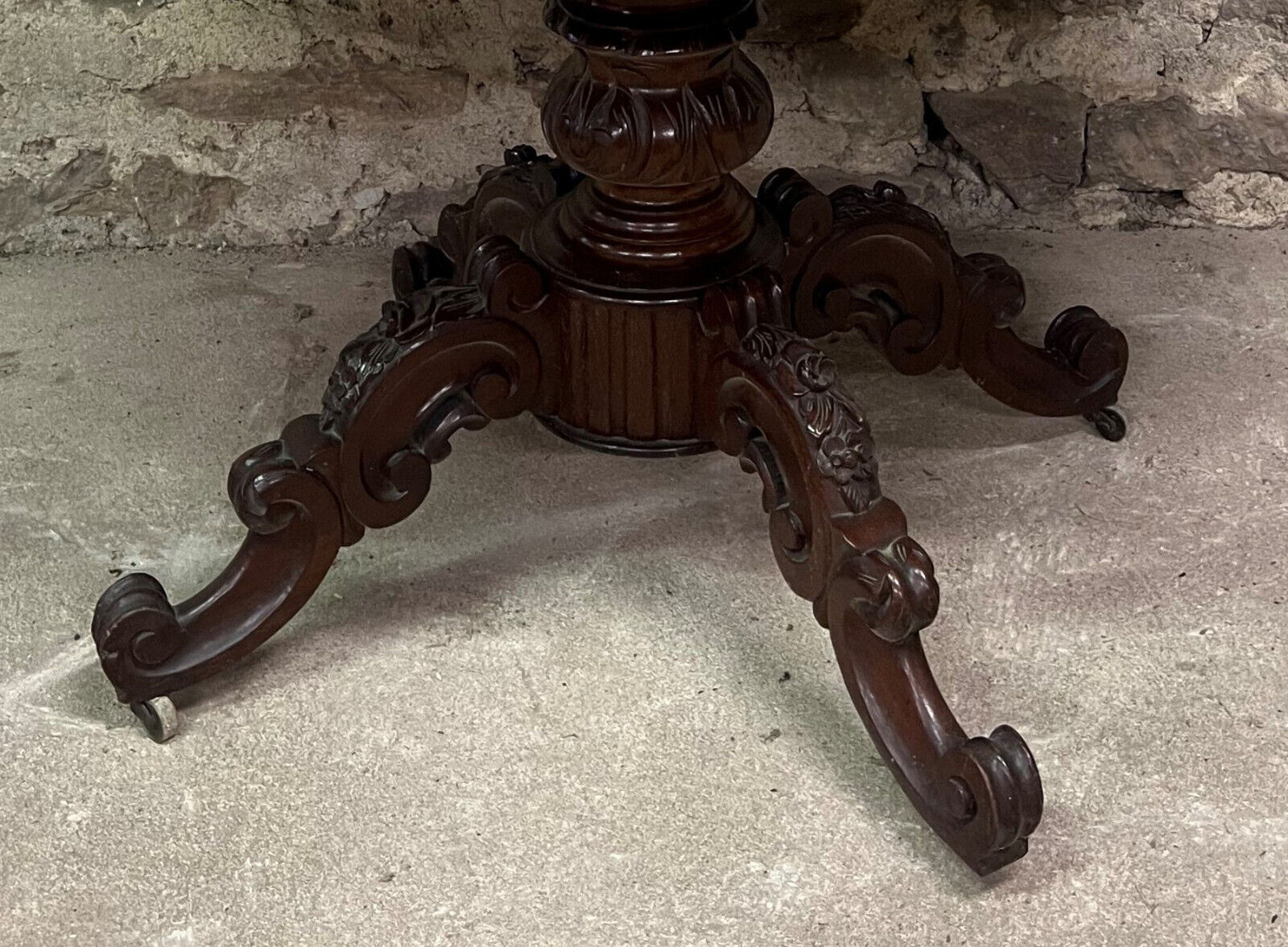 Napoleon III era pedestal table in mahogany around 1850