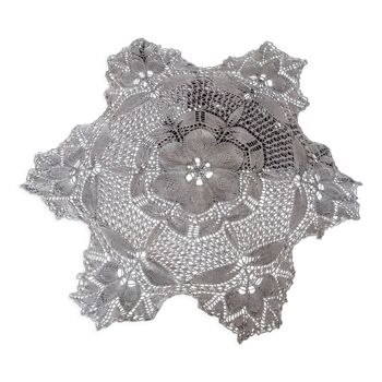 Round placemat with vintage cotton crochet