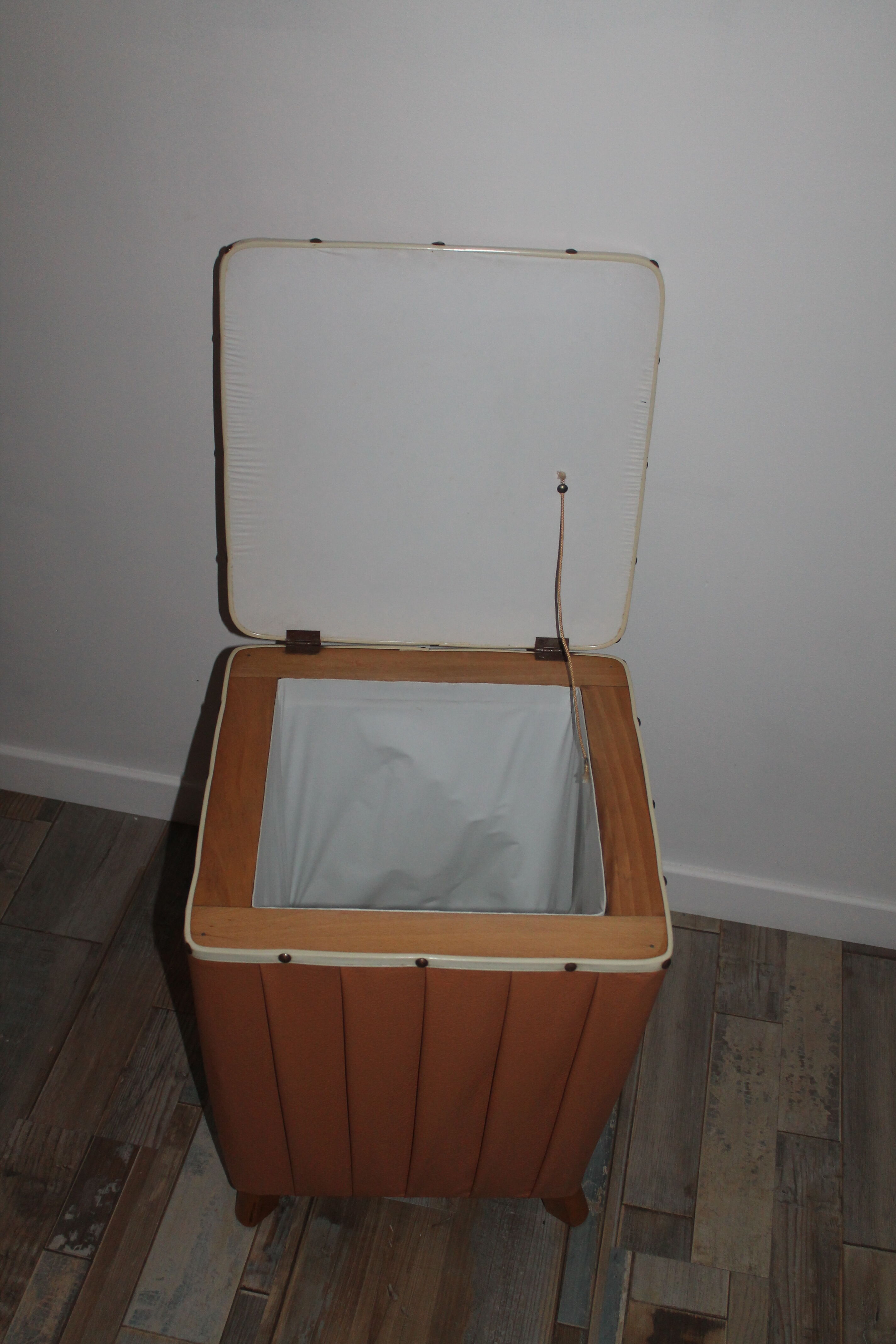 Pouf coffre en skai des années 60