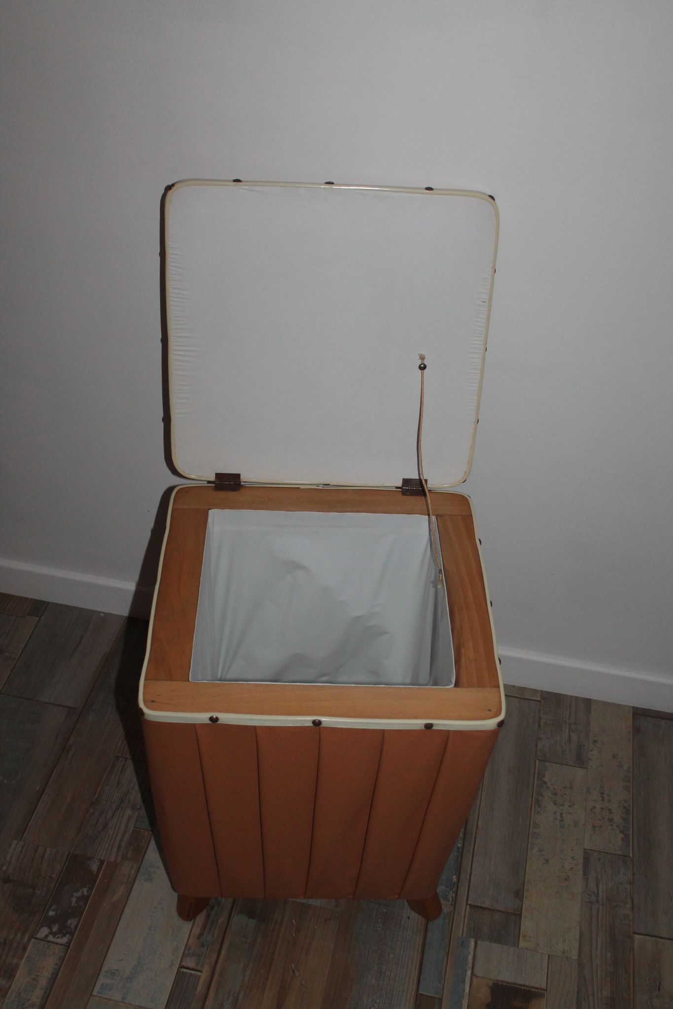 Pouf coffre en skai des années 60