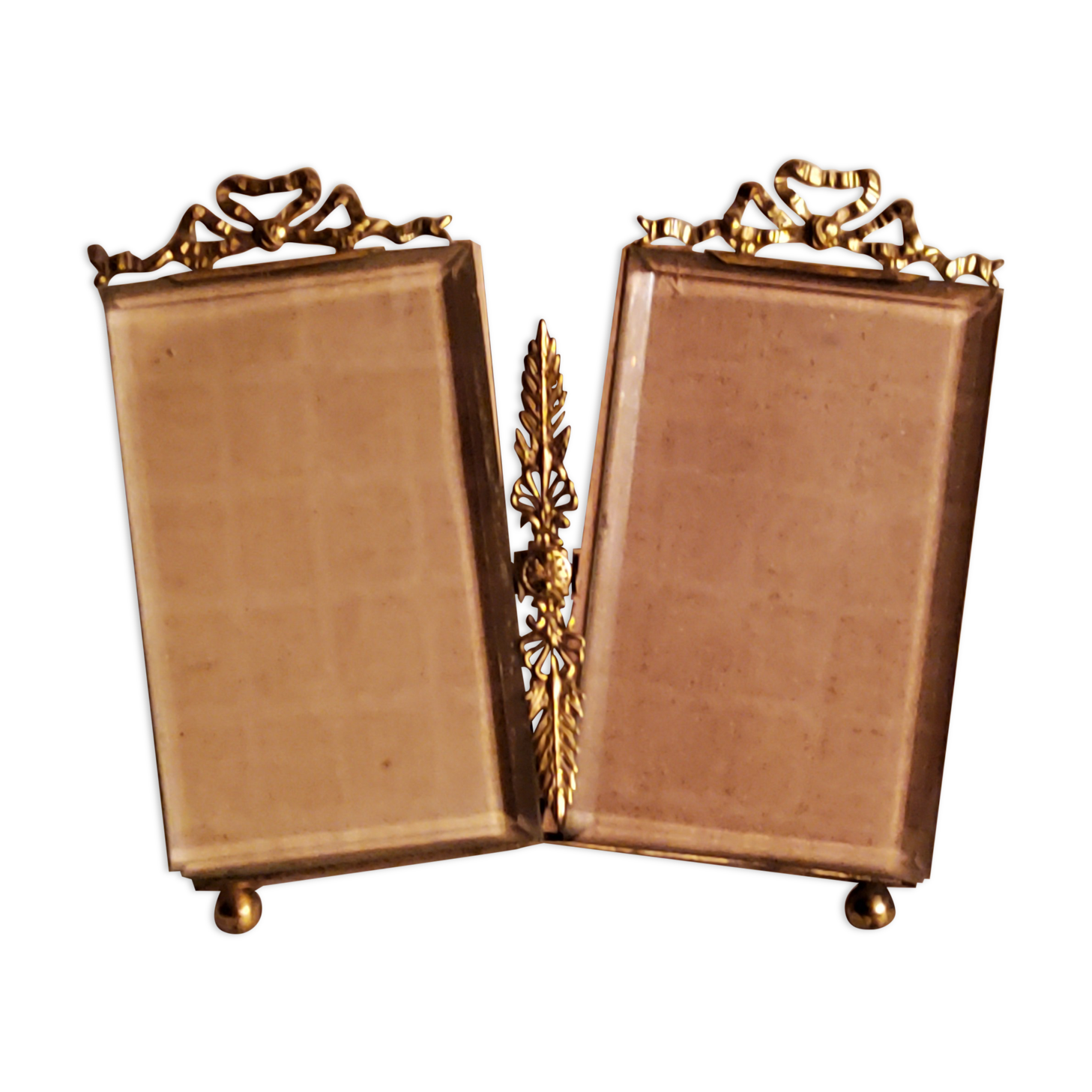 Double cadre photos en laiton et verres biseautés de style Louis XVI des années 1900