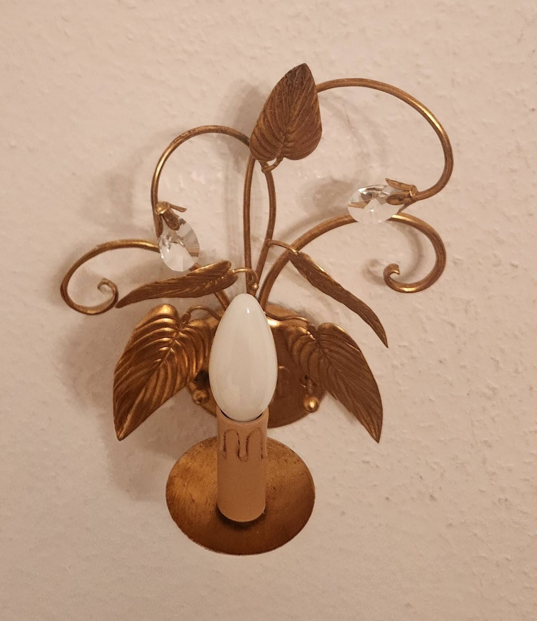 Shabby Wandlampe vergoldet Blattgold Kristallelemente Hollywood Regency 70s