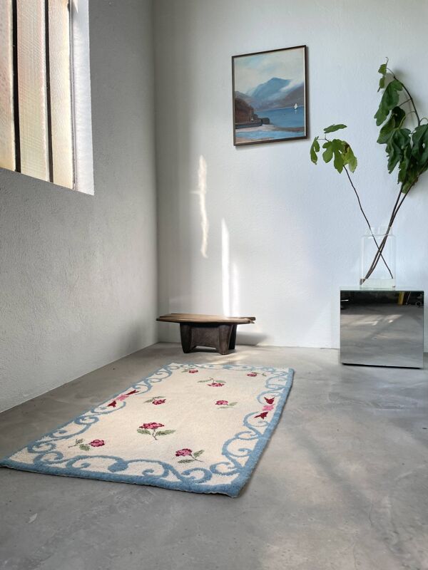 Tapis en laine blanc et bleu fleuri