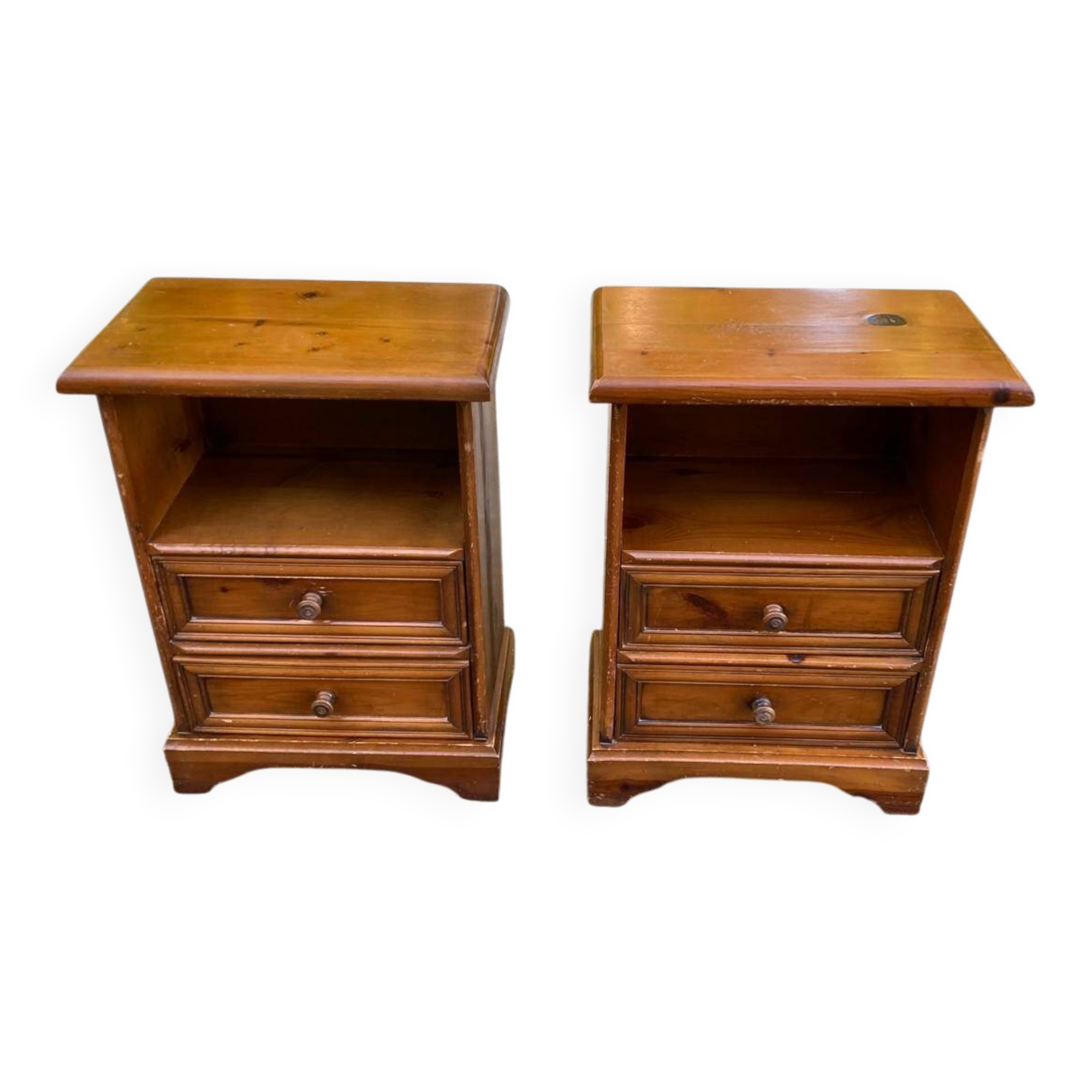 2 tables de chevet en pin massif style Louis XIV