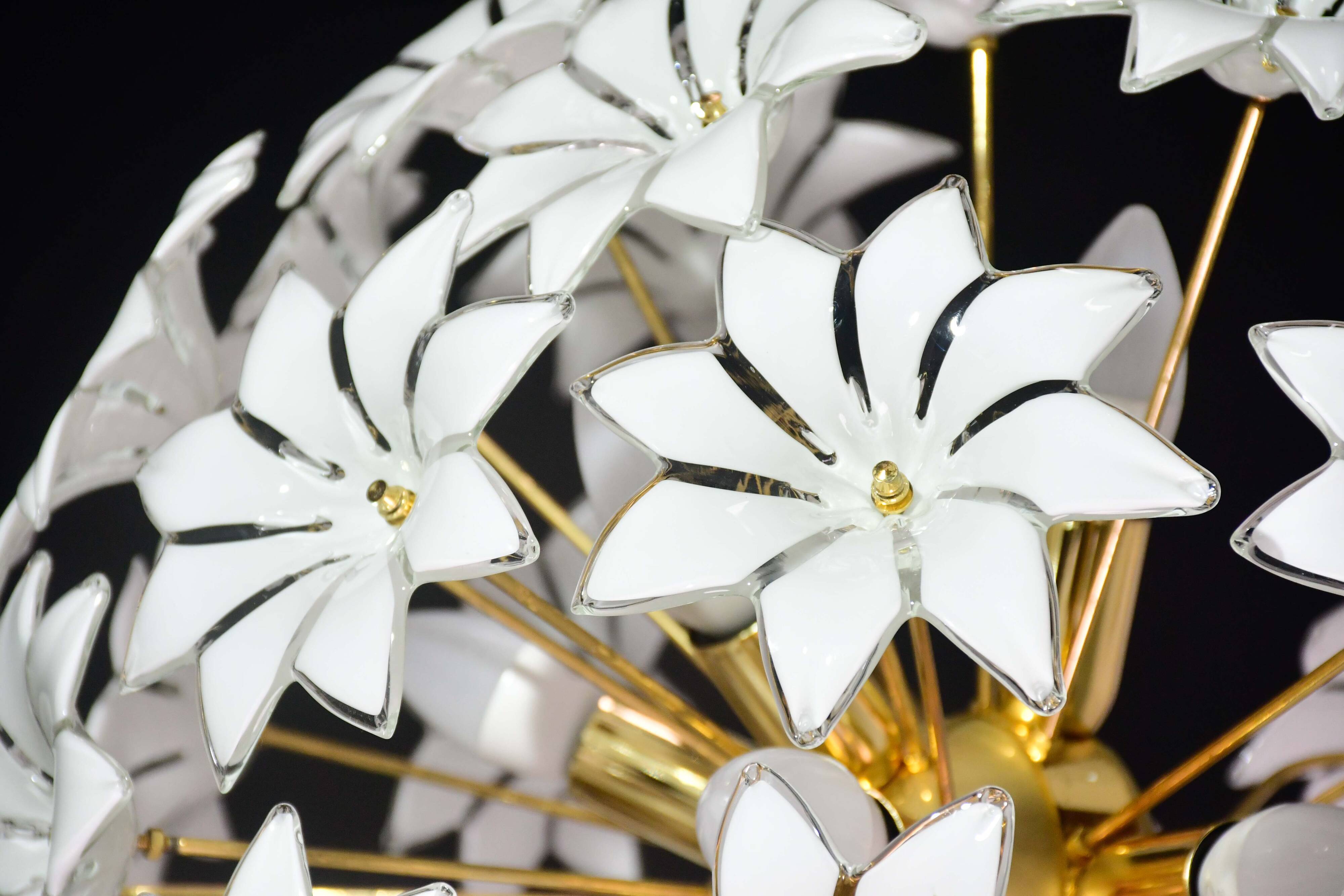 Magnifique lustre Sputnik en verre de Murano blanc orné de fleurs, années 1980