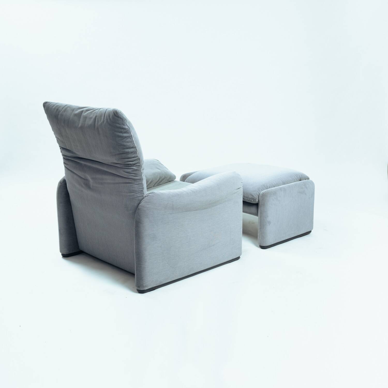 Fauteuil et ottoman Maralunga Vico Magistretti par Cassina, 1990