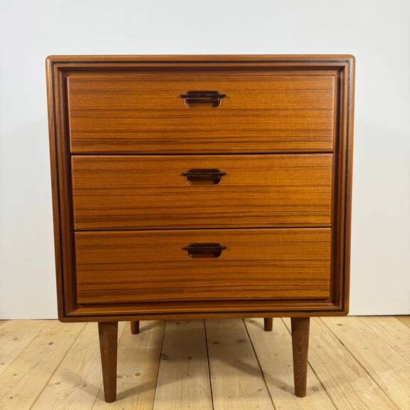 Petite commode en teck à trois tiroirs, Danemark 1960