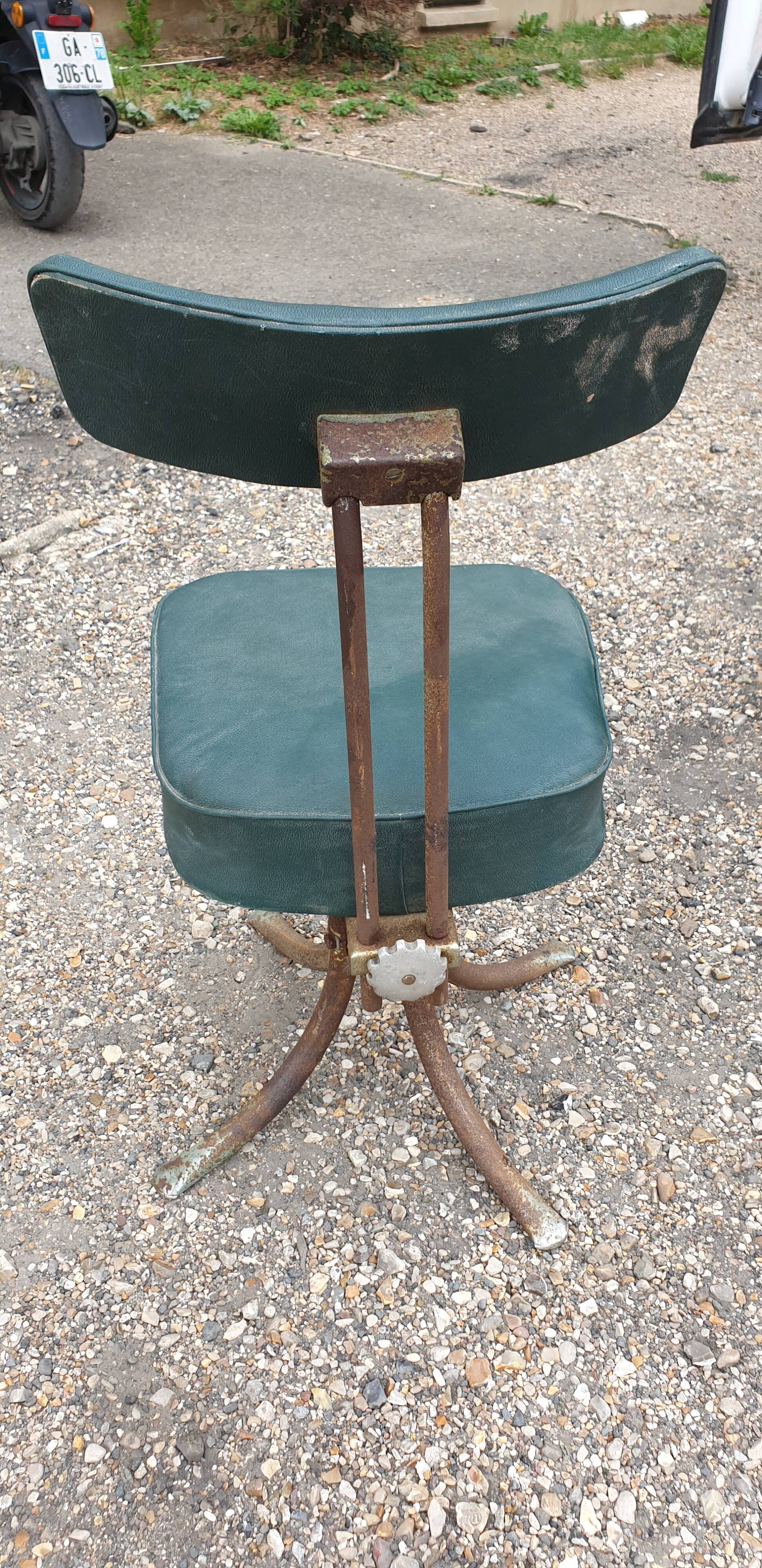 Swivel chair in green skai and chrome steel, Pullman, 1960