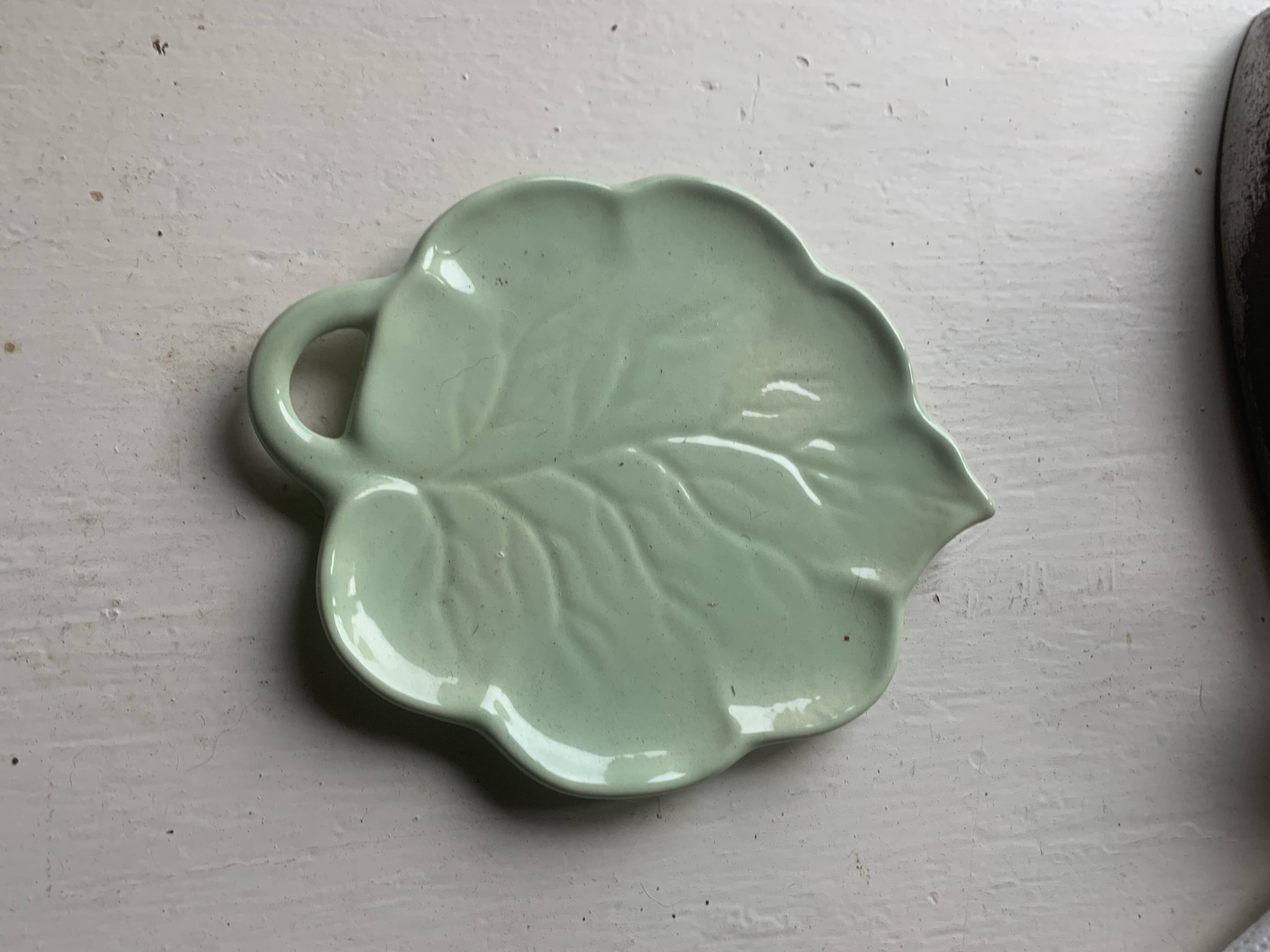 Pocket tray, barbotine in the shape of a vintage green leaf