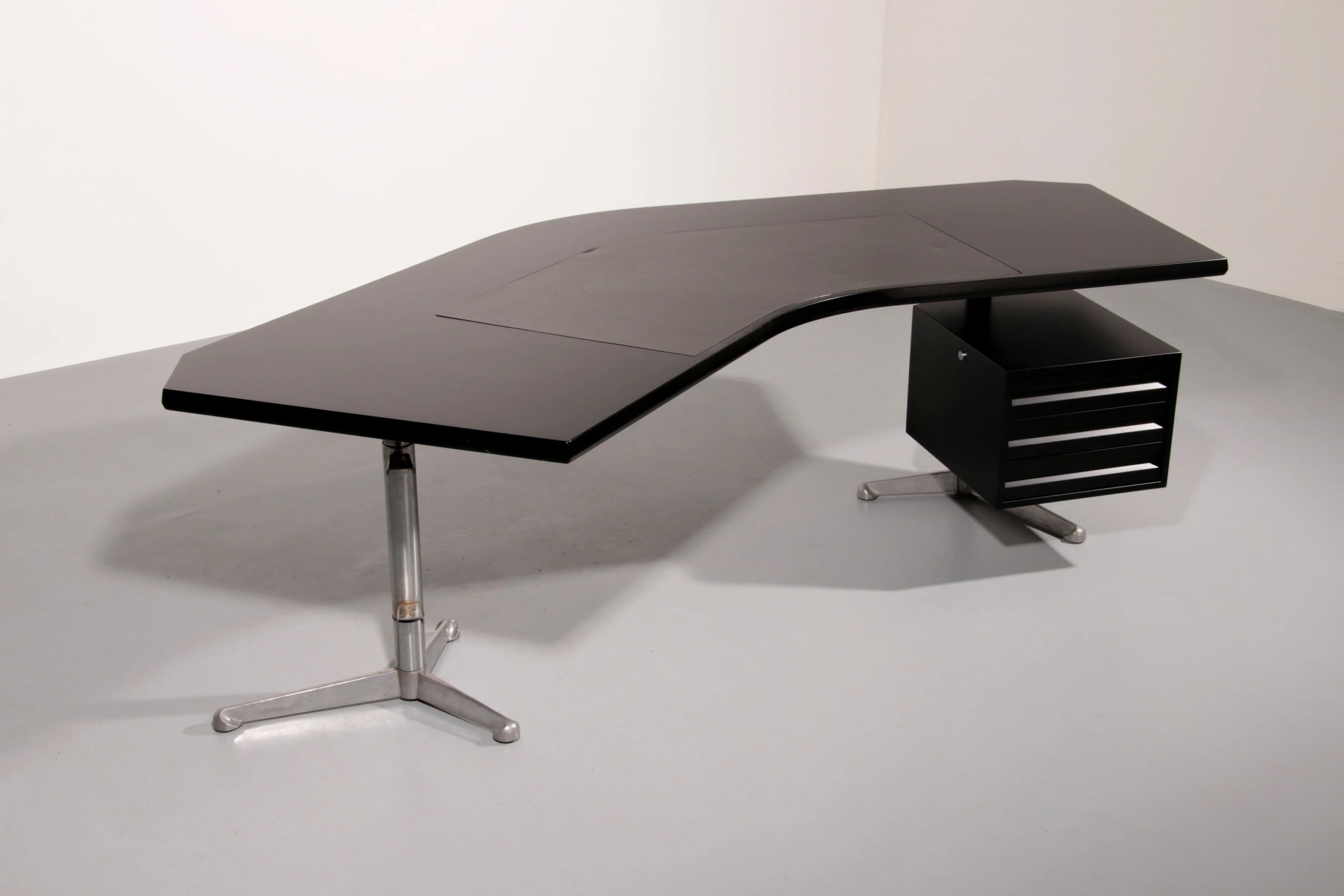 Bureau d'angle exécutif 'T96' d'Osvaldo Borsani pour Tecno en bois laqué noir
