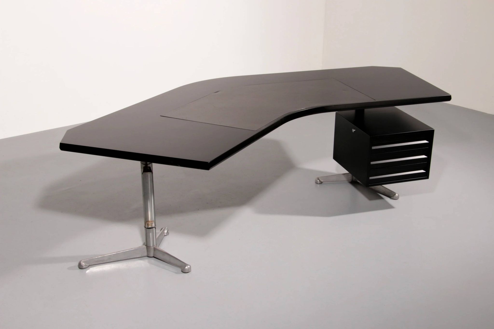 Osvaldo Borsani for Tecno ‘T96’ executive corner desk in black lacquered wood