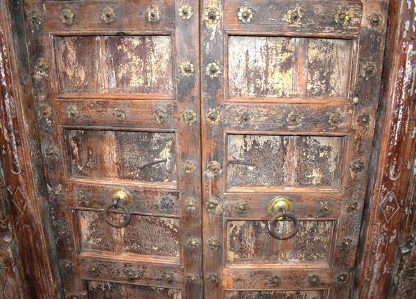 Vieille porte indienne antique du Rajasthan en vieux bois de teck - fonctionnelle