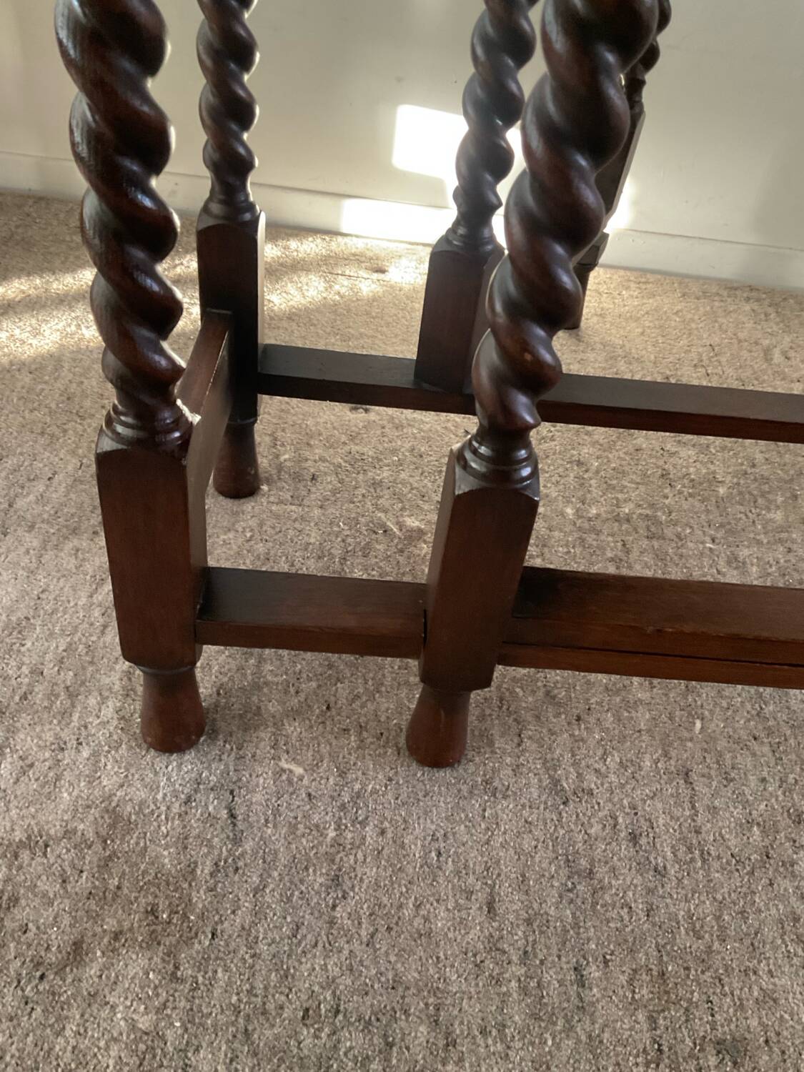 Ancienne table pliante anglaise en bois et pieds tournés 