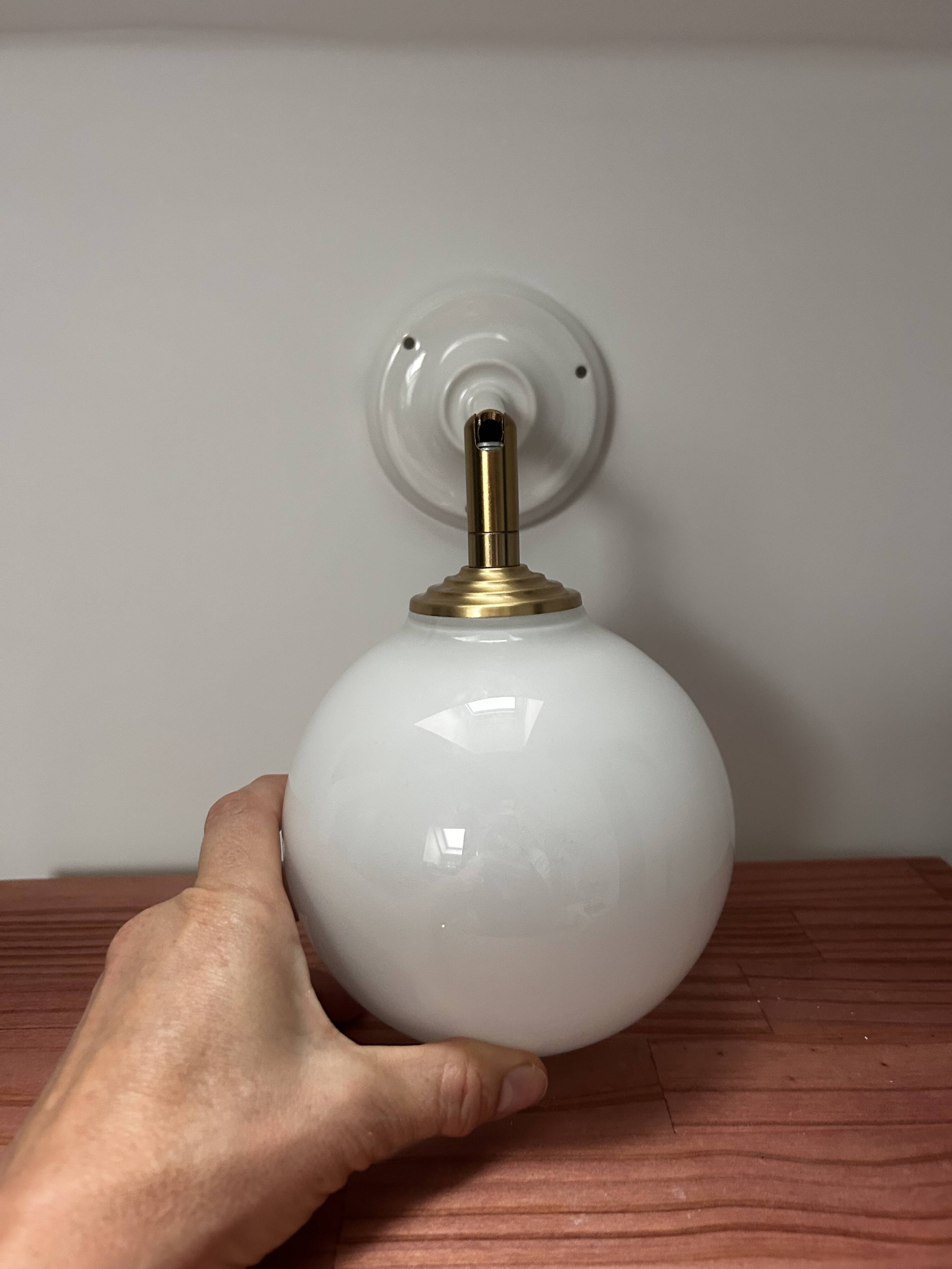 Applique murale inclinable globe opaline blanche
