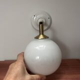 Applique murale inclinable globe opaline blanche