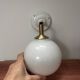 Applique murale inclinable globe opaline blanche