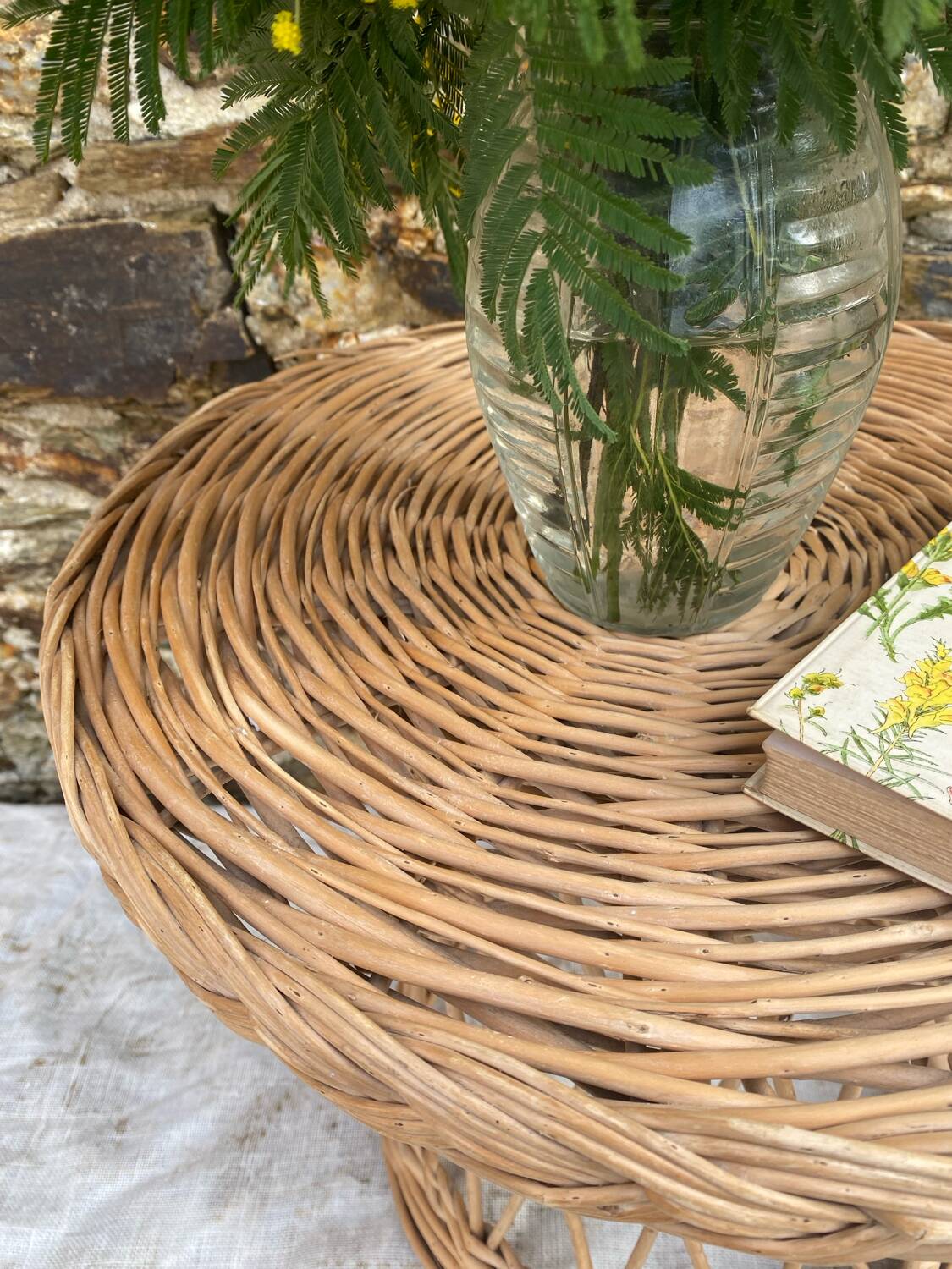 Table de chevet en rotin années 60