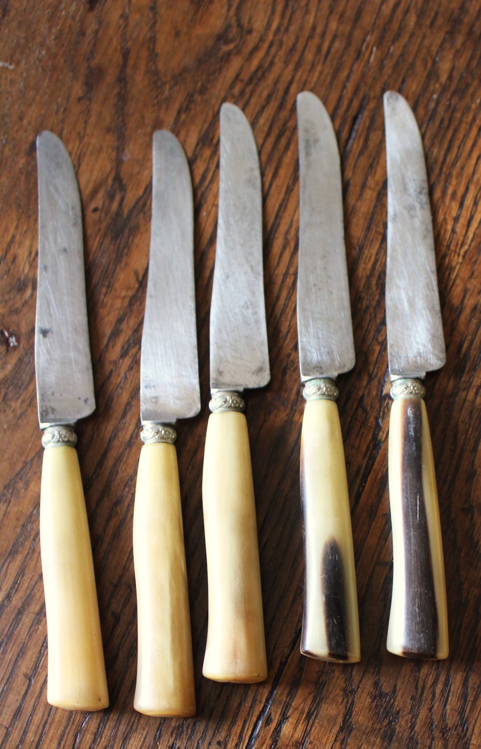 A set of 5 small Duvert Frères knives